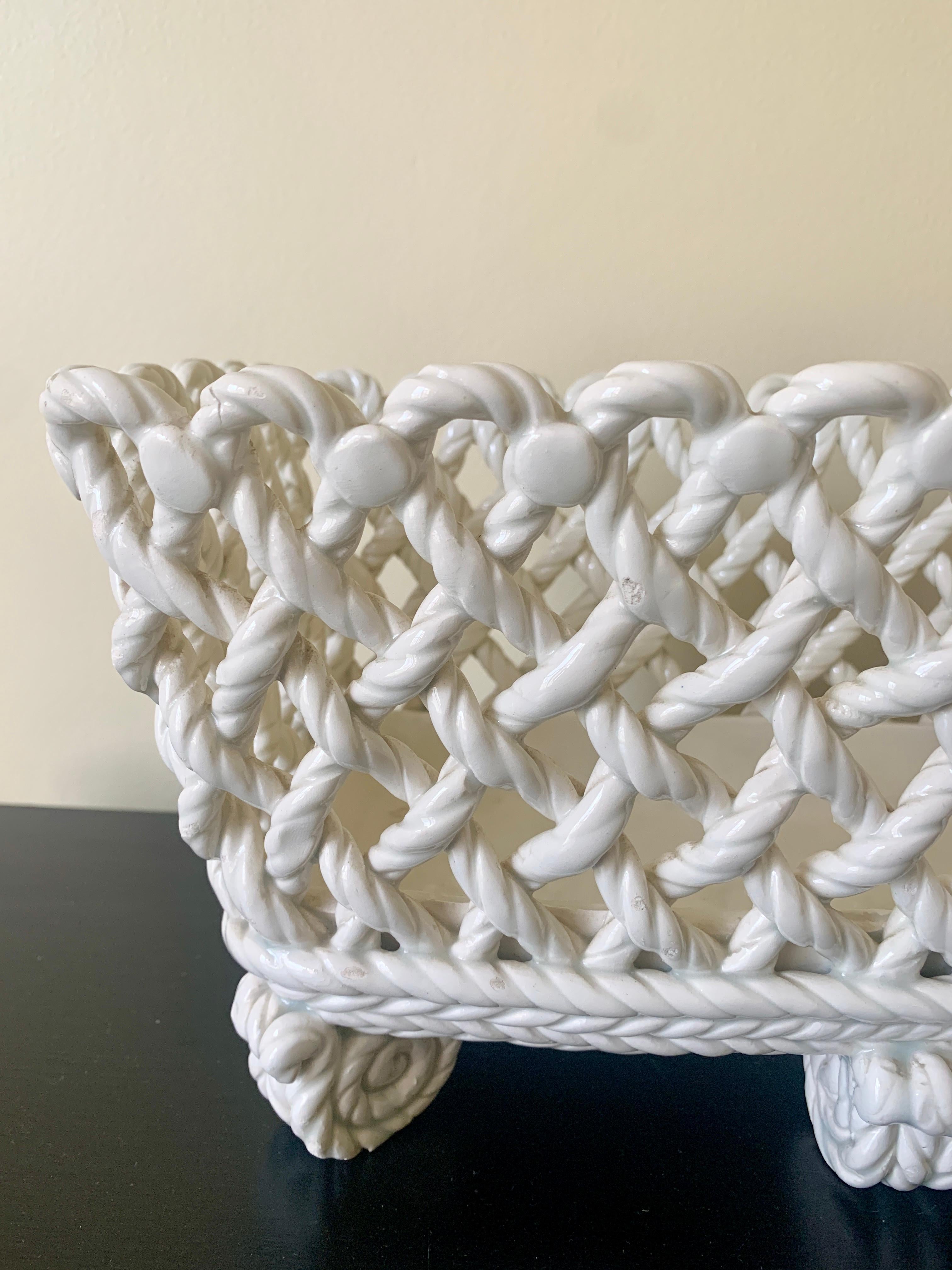 Französischer Blumenkästenkorb aus weißer Keramik mit gewebtem Seil, Landhausstil (Ende des 20. Jahrhunderts) im Angebot