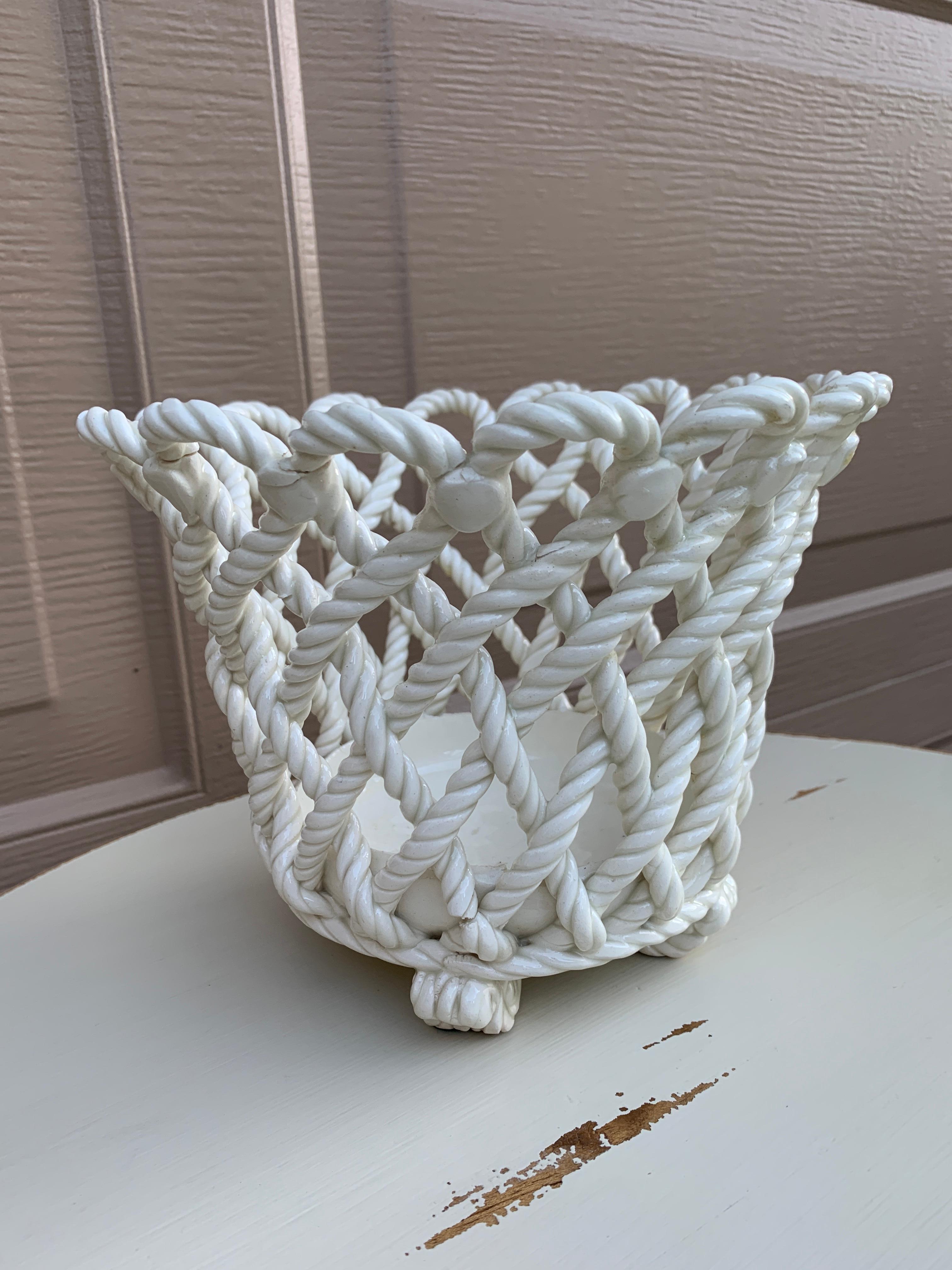 Milieu du XXe siècle Panier à Cache Pot en Céramique Blanche Tressée en vente