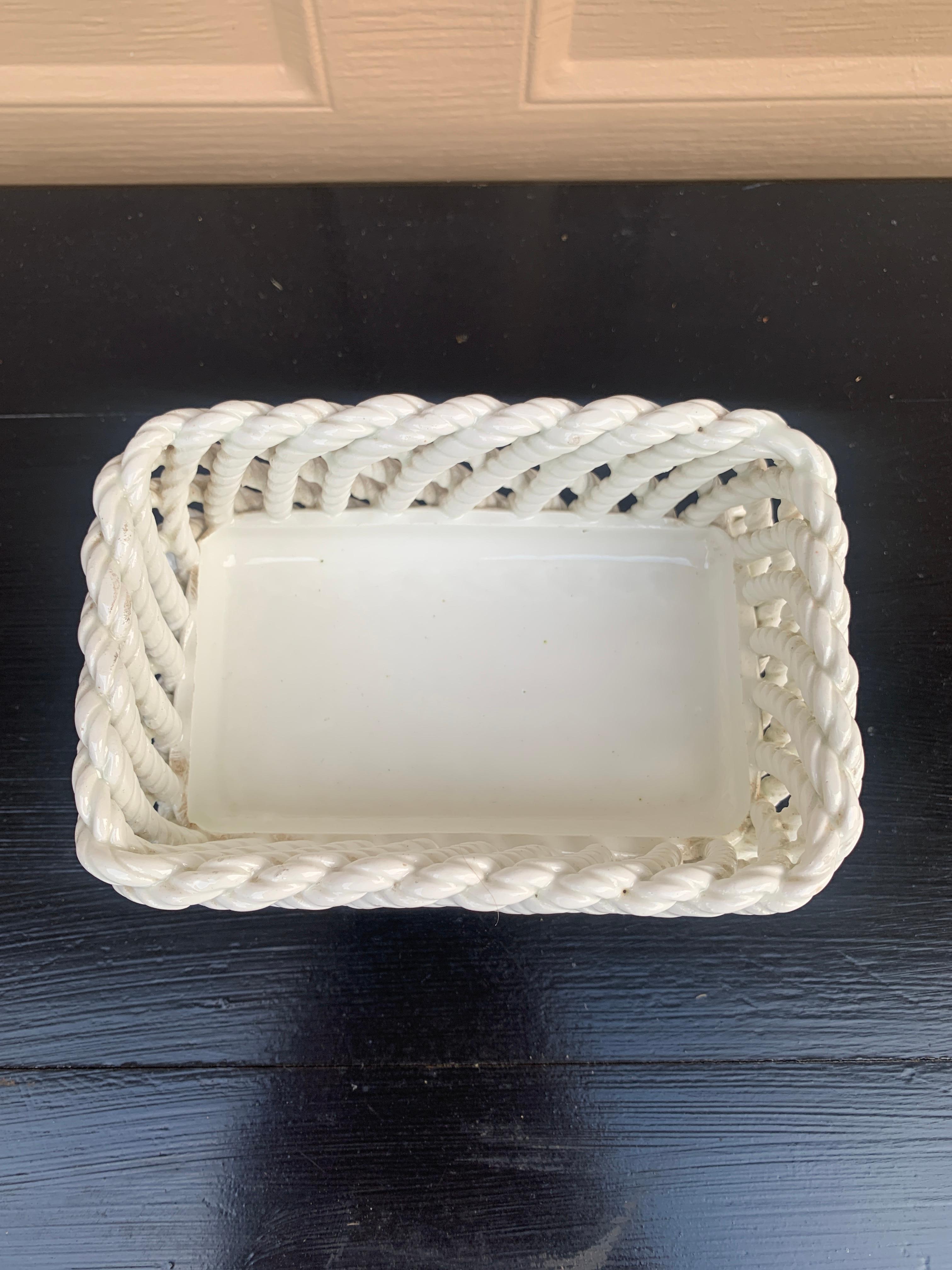 Französischer Blumenkästenkorb aus weißer Keramik mit gewebtem Seil, Landhausstil im Angebot 1