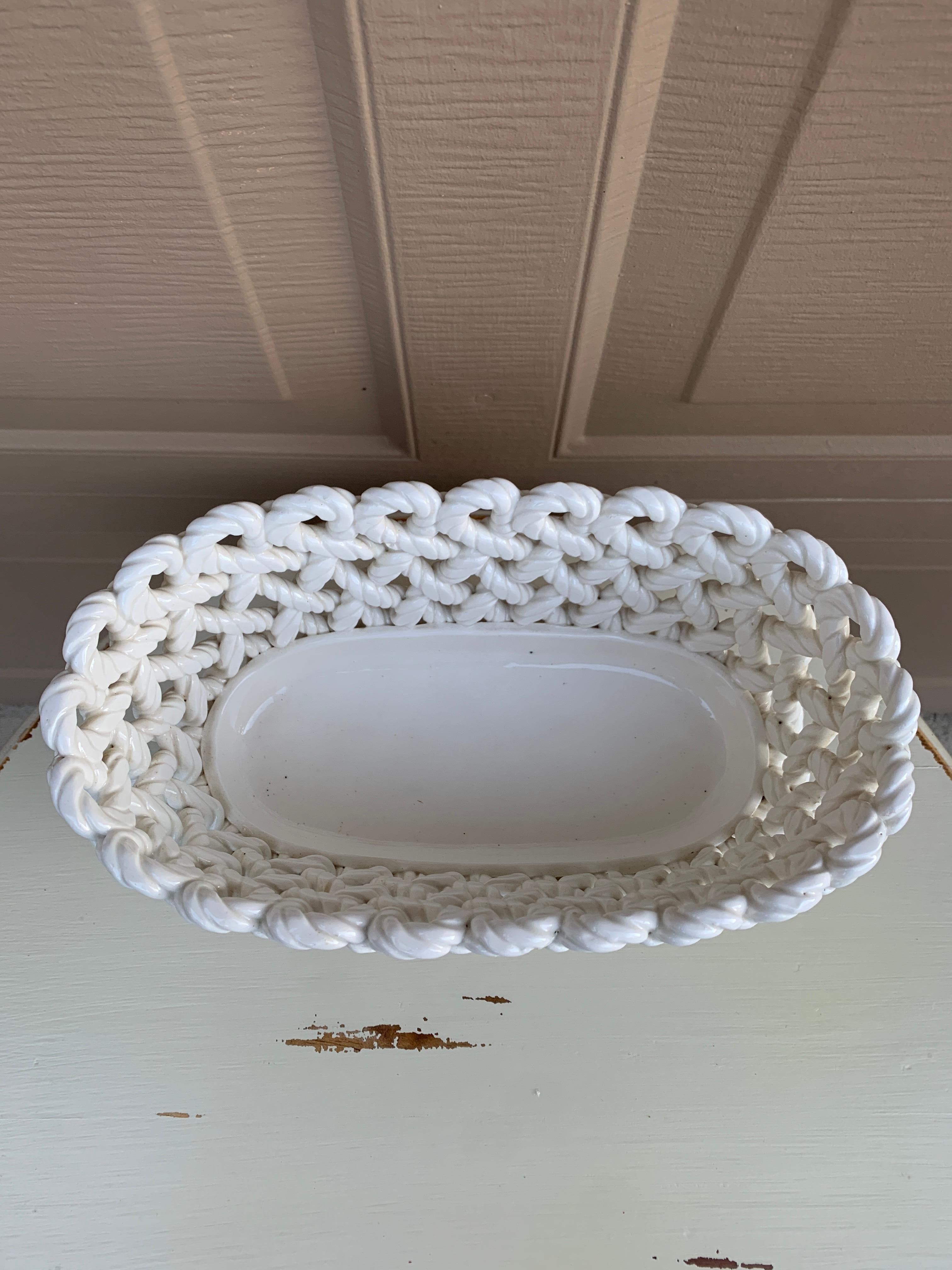 Französischer Blumenkästenkorb aus weißer Keramik mit gewebtem Seil, Landhausstil im Angebot 1