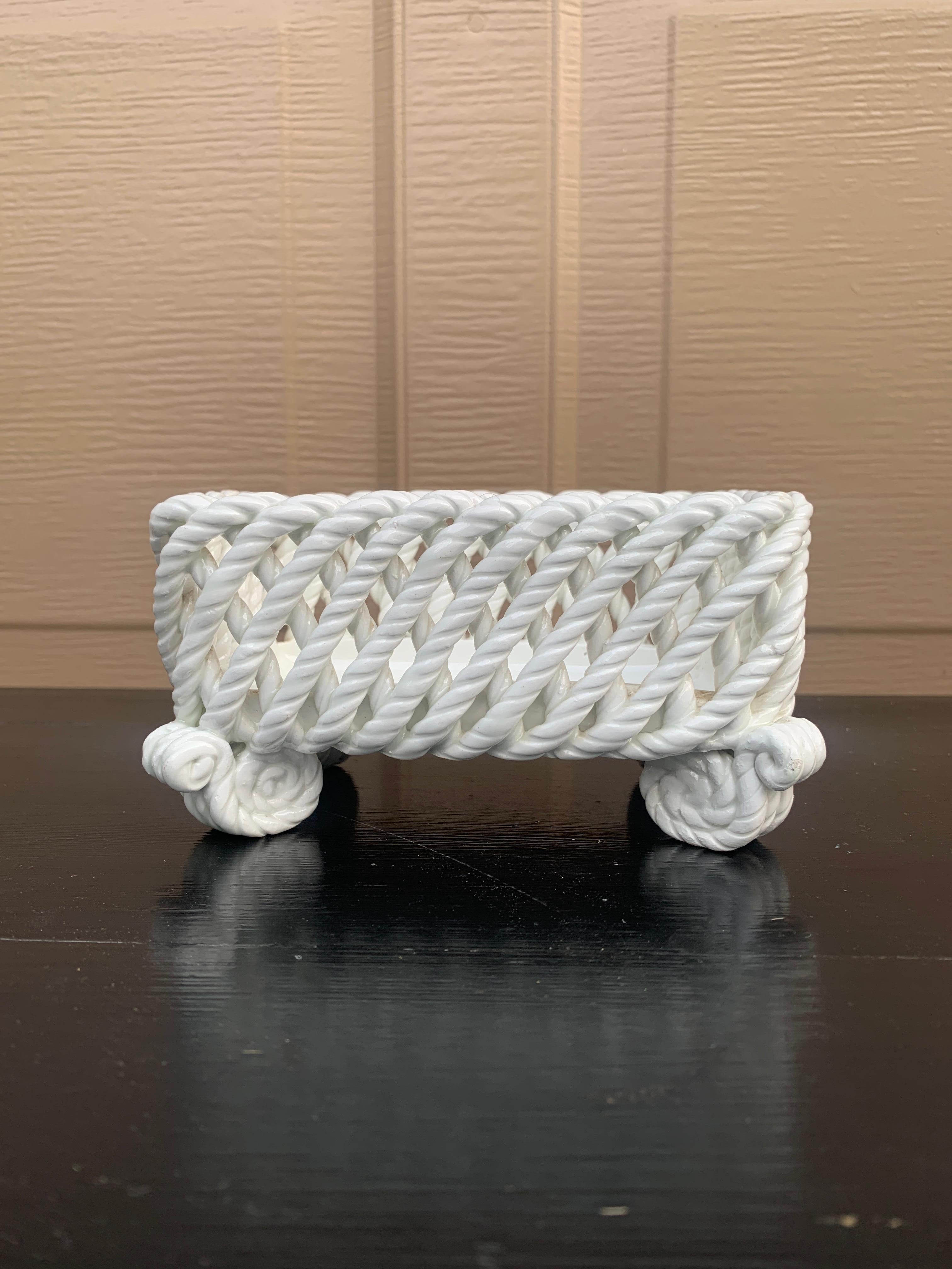 Französischer Blumenkästenkorb aus weißer Keramik mit gewebtem Seil, Landhausstil im Angebot 2