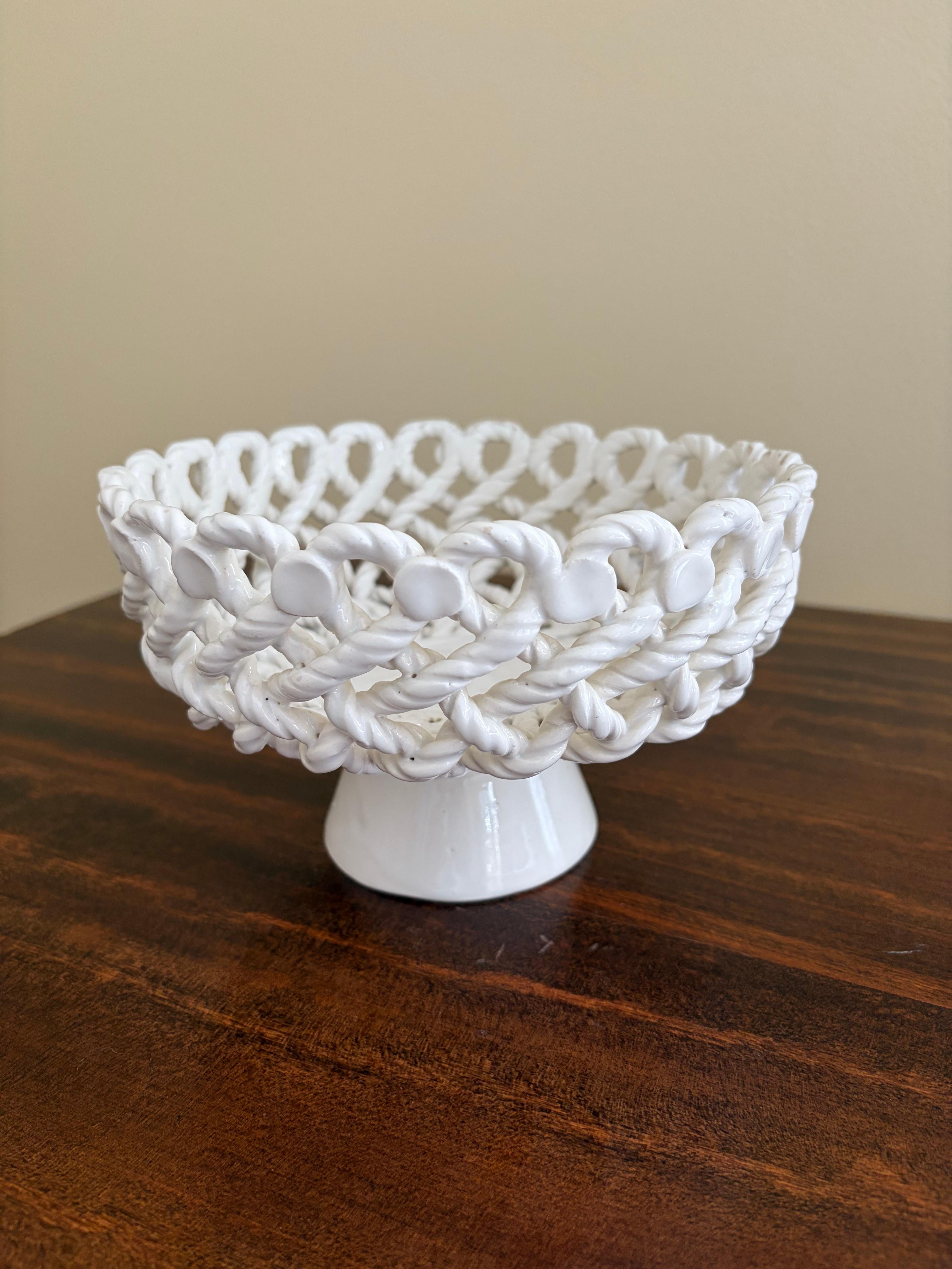 French Country White Ceramic Woven Rope Cachepot Basket or Fruit Bowl (Französische Provence) im Angebot