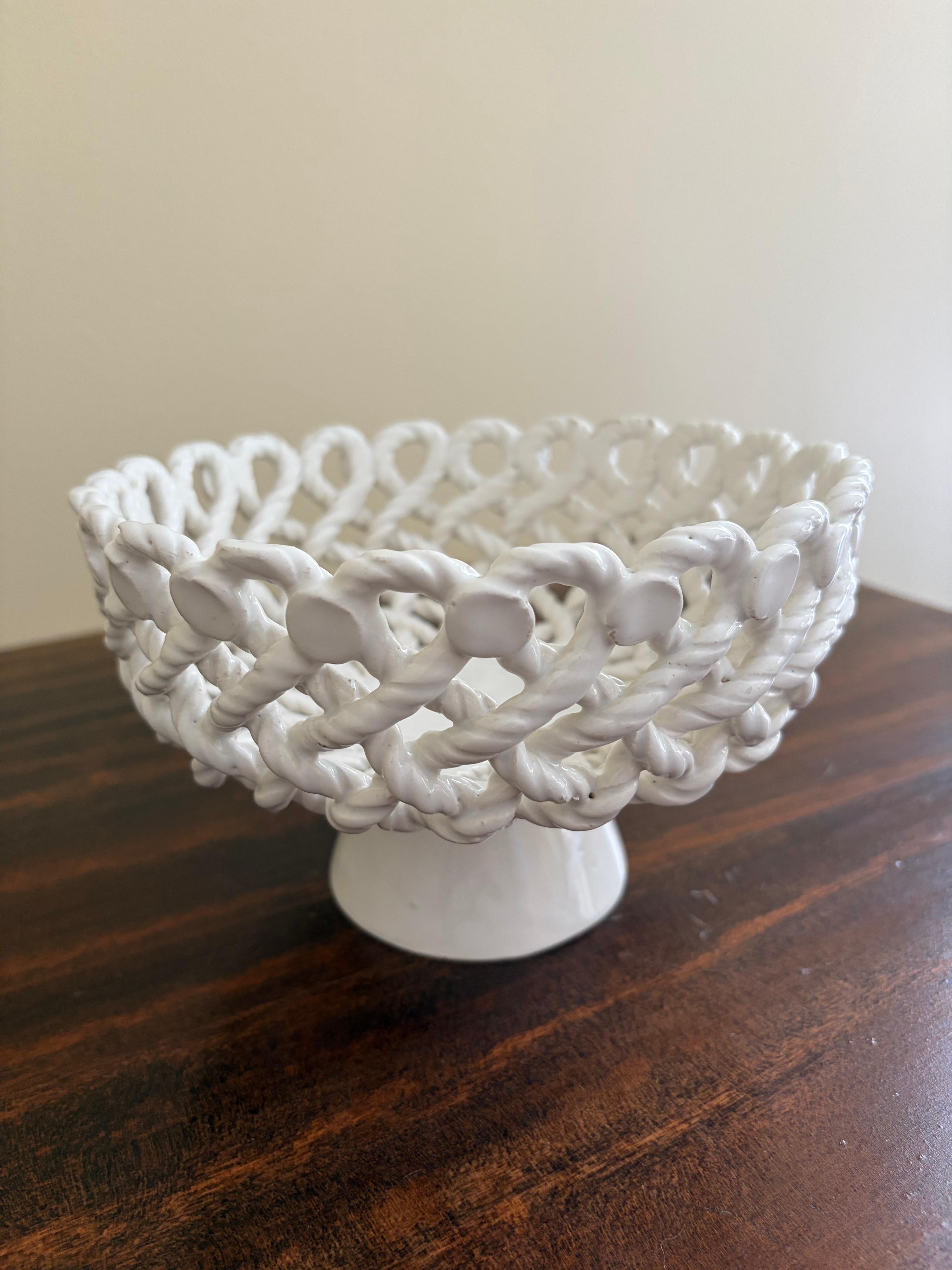 French Country White Ceramic Woven Rope Cachepot Basket or Fruit Bowl (Spanisch) im Angebot