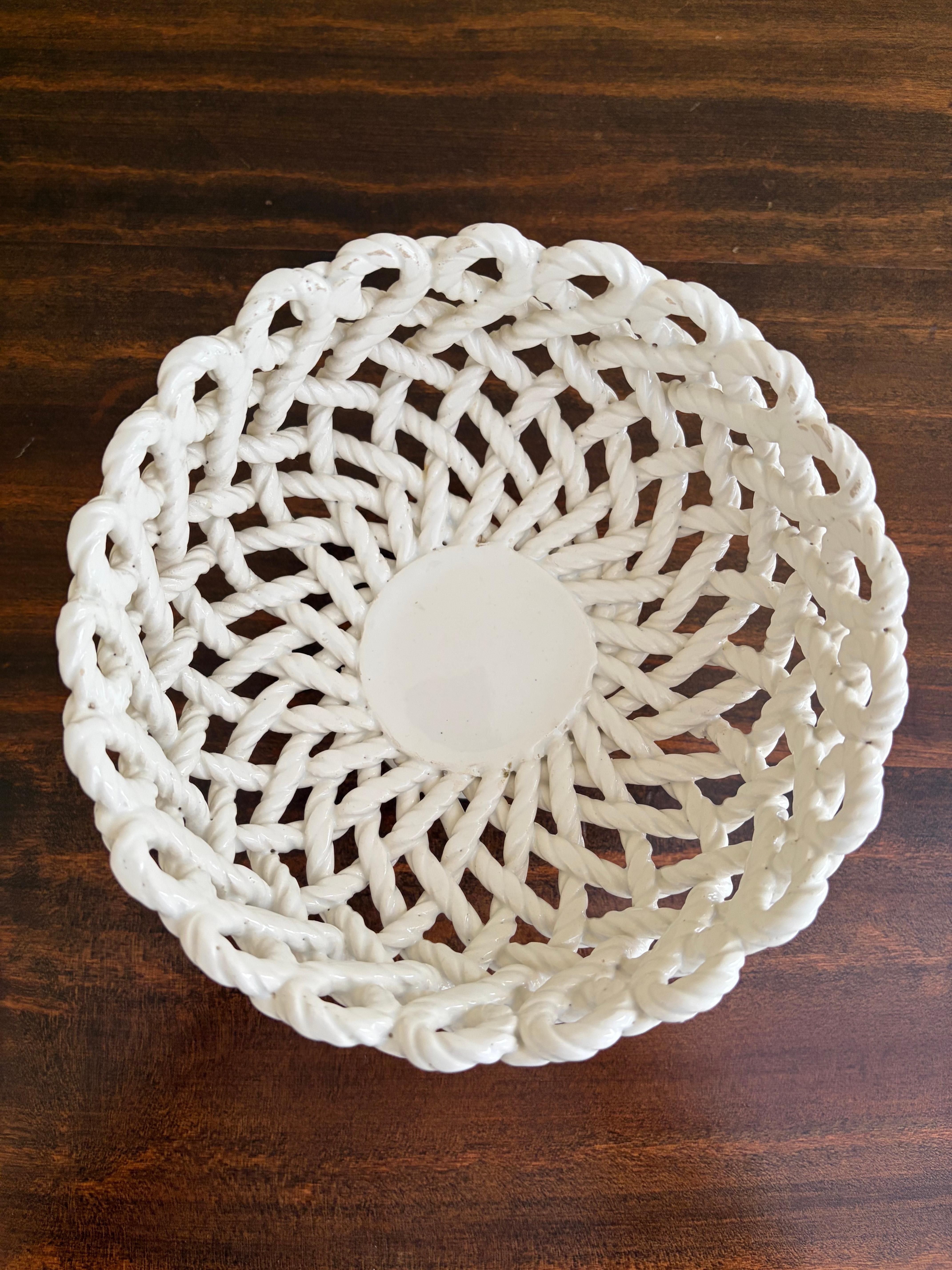 French Country White Ceramic Woven Rope Cachepot Basket or Fruit Bowl im Zustand „Gut“ im Angebot in Elkhart, IN