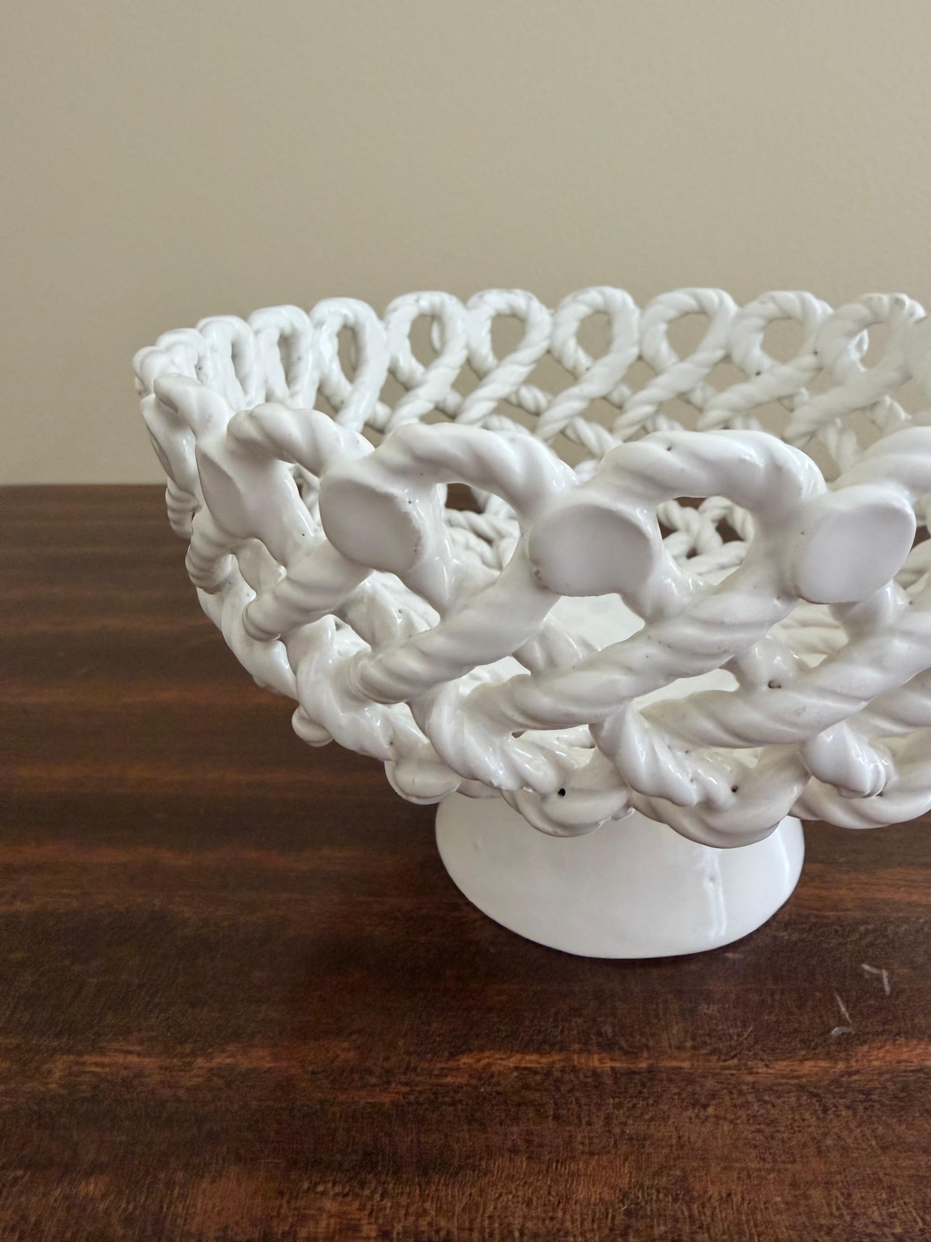 French Country White Ceramic Woven Rope Cachepot Basket or Fruit Bowl (Mitte des 20. Jahrhunderts) im Angebot