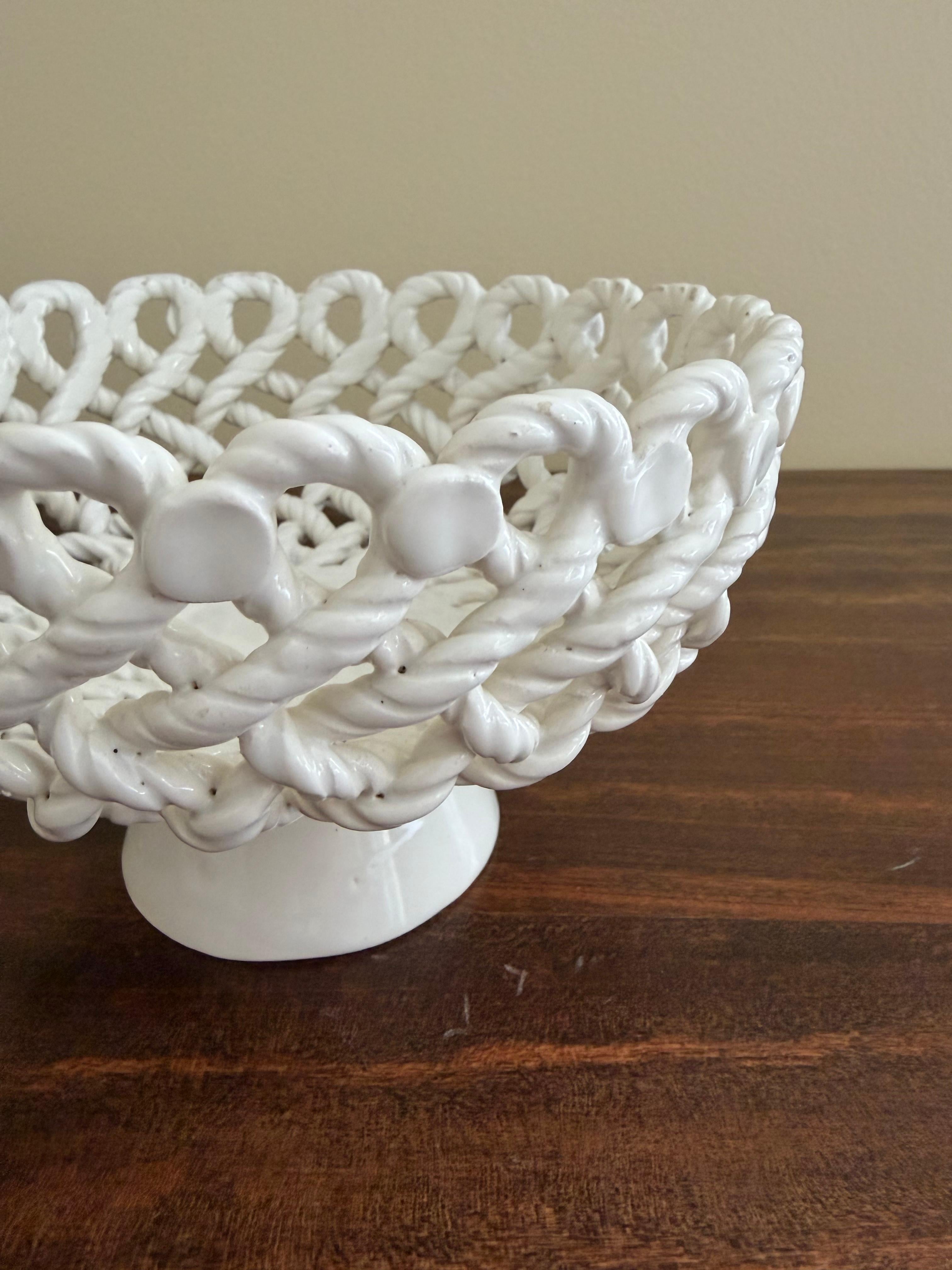 French Country White Ceramic Woven Rope Cachepot Basket or Fruit Bowl (Keramik) im Angebot