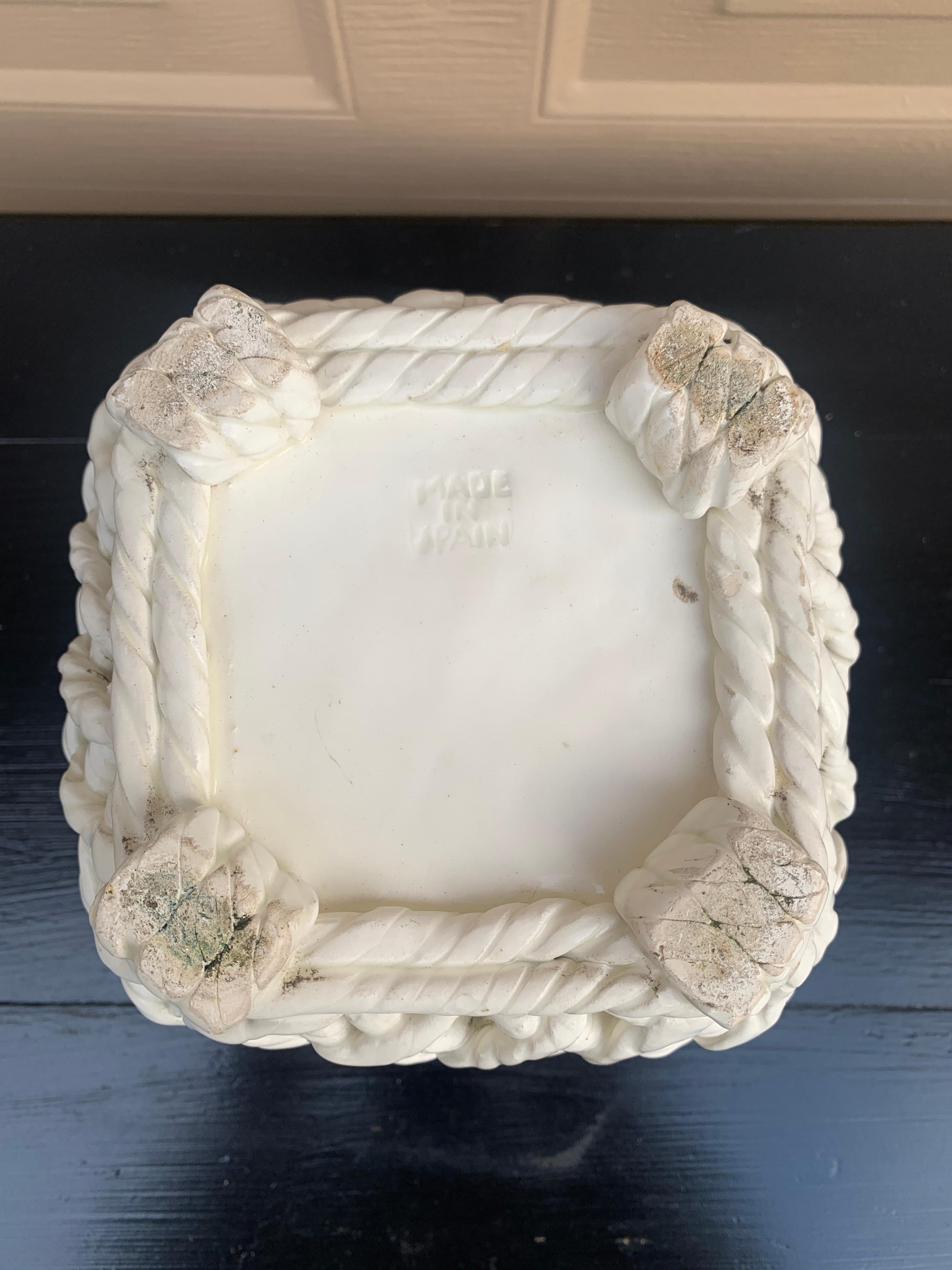 Pareja de cestas cachepot de cerámica blanca tejida de estilo rural francés en venta 4