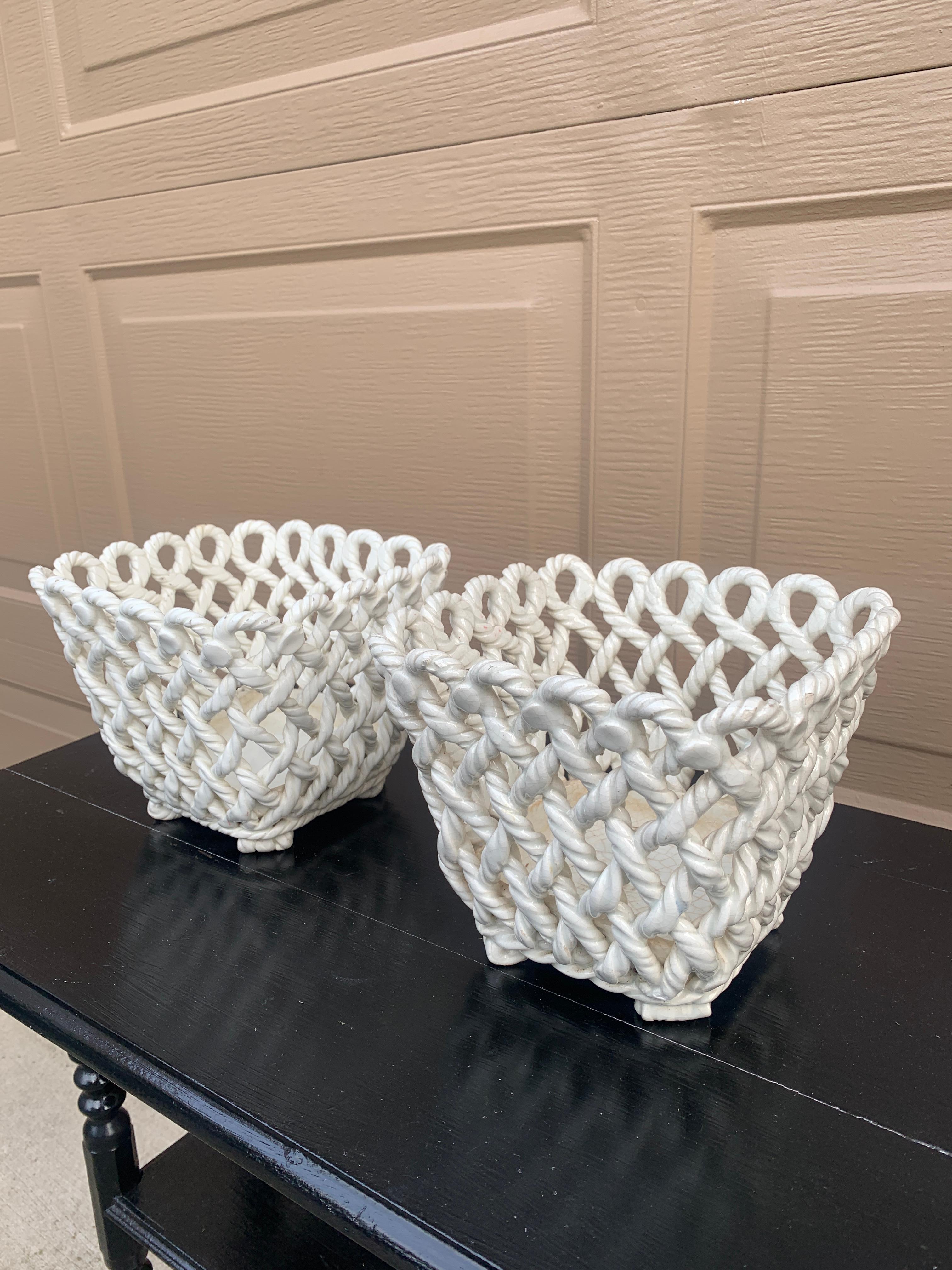 Pareja de cestas cachepot de cerámica blanca tejida de estilo rural francés en Bueno estado para la venta en Elkhart, IN