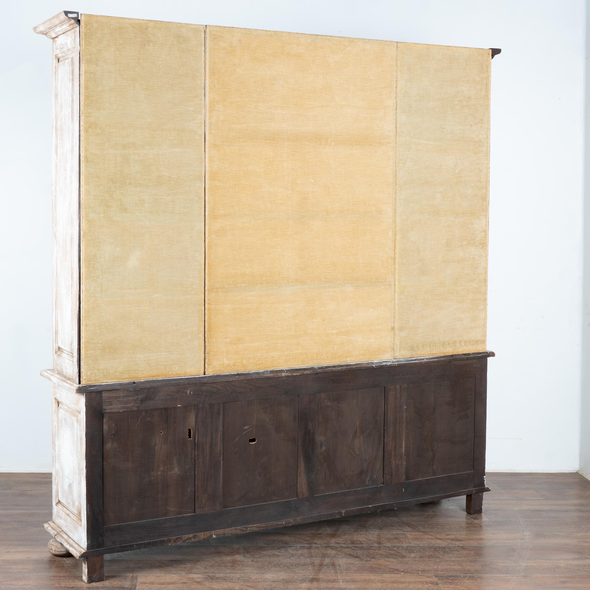 Vitrina vitrina librería pintada en blanco estilo campestre francés, hacia 1940 en venta 3