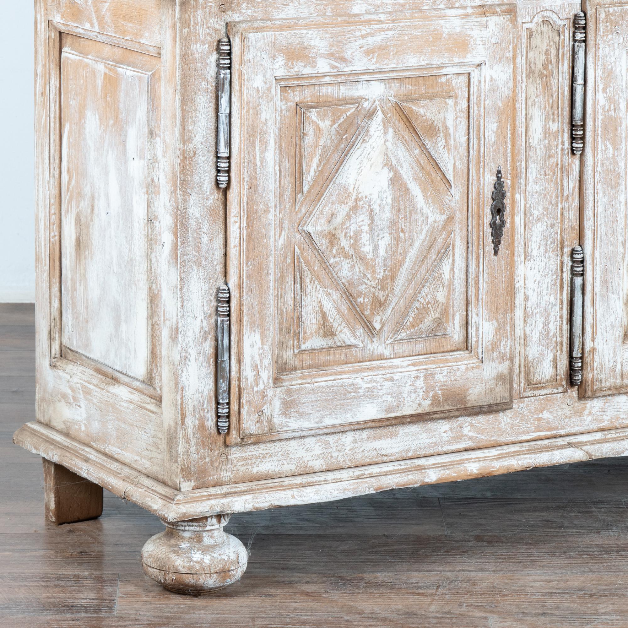 Vitrina vitrina librería pintada en blanco estilo campestre francés, hacia 1940 De campo en venta