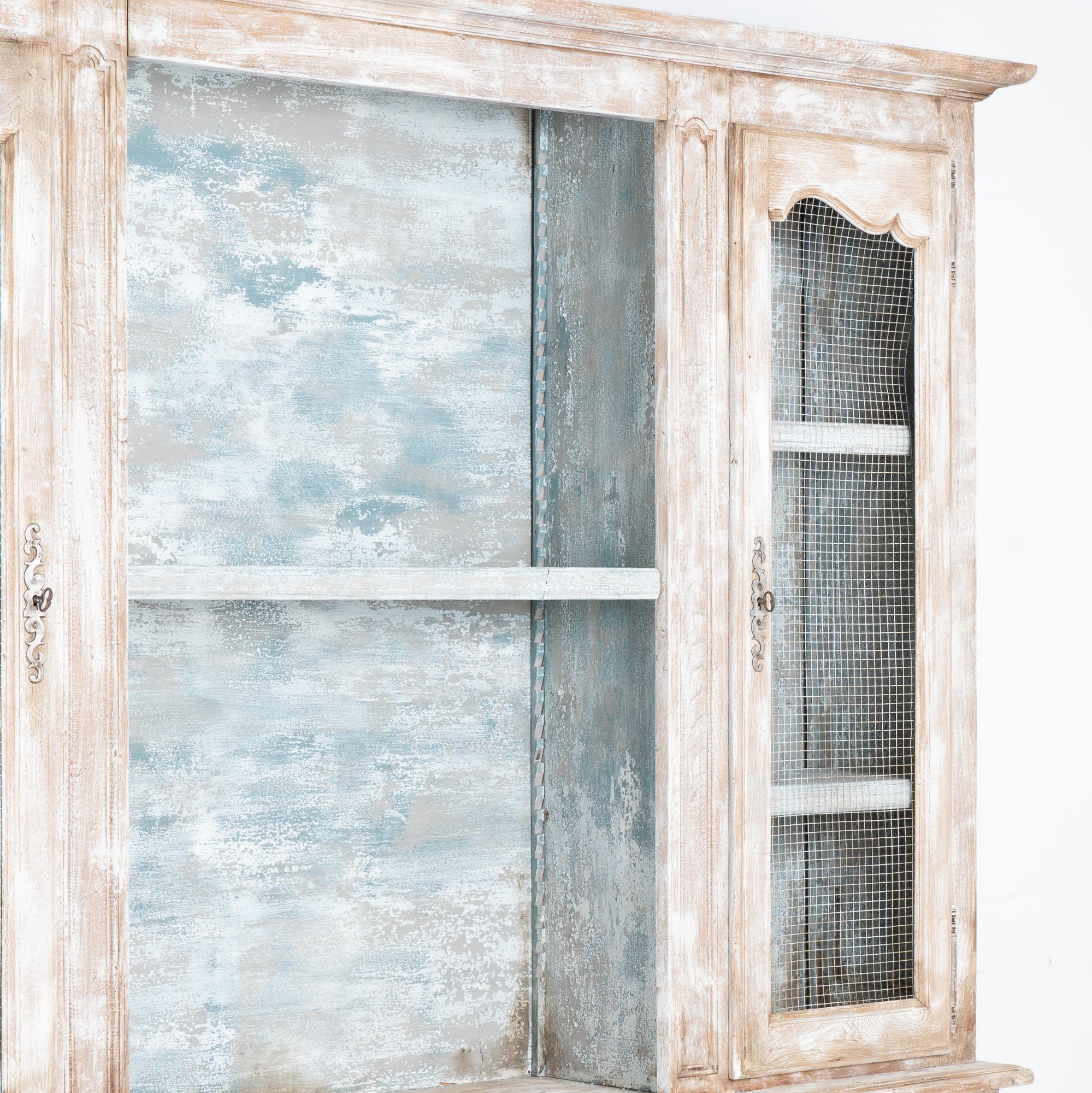 Vitrina vitrina librería pintada en blanco estilo campestre francés, hacia 1940 en Bueno estado para la venta en Round Top, TX
