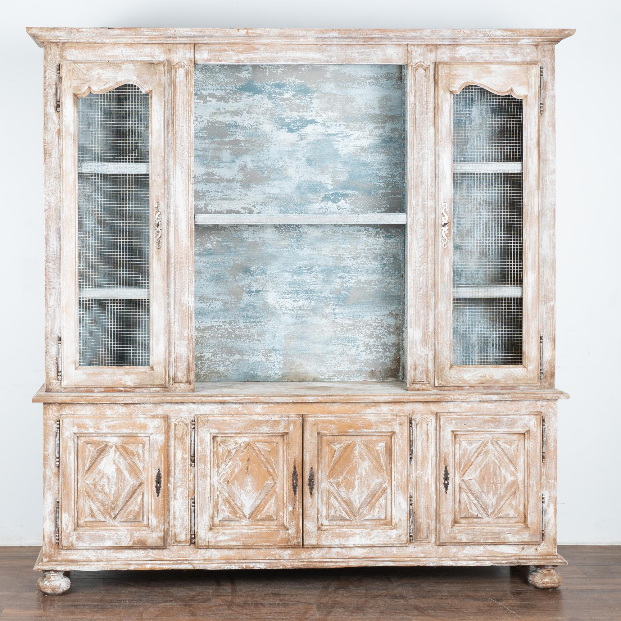 Vitrina vitrina librería pintada en blanco estilo campestre francés, hacia 1940 en venta 1
