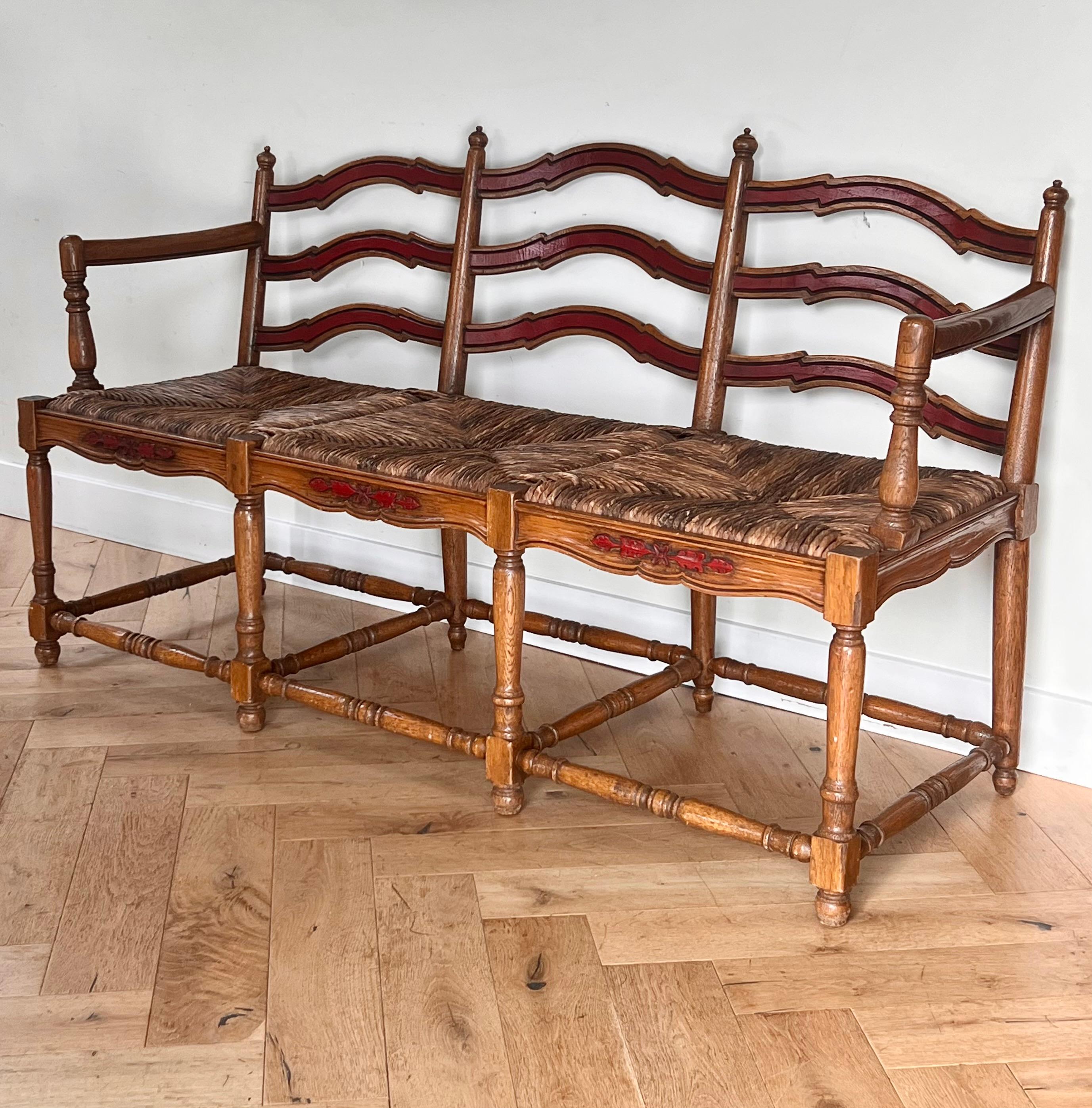 French country wicker rush and ladderback painted oak wood bench, 20th century  For Sale 7