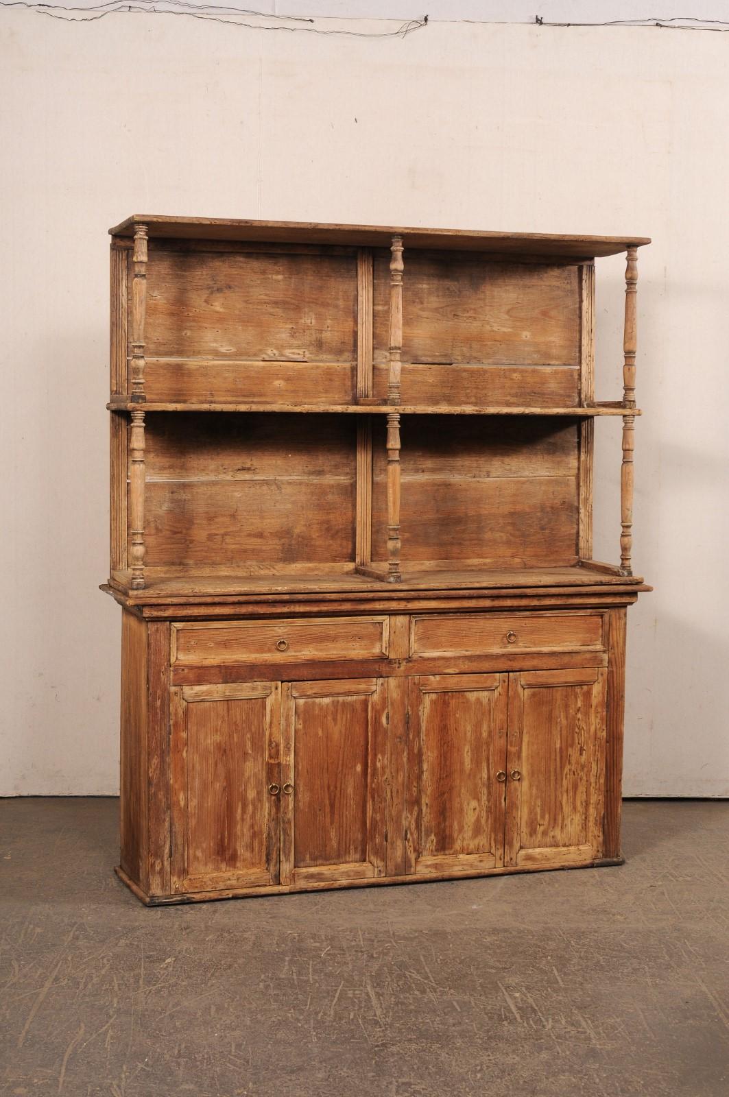 Ein hoher französischer Vitrinen- und Aufbewahrungsschrank aus der Mitte des 19. Dieser antike Schrank aus Frankreich, ca. 1850, besteht aus einer oberen Hälfte mit zwei großen offenen Regalen, die von schön gedrechselten Spindeln entlang der