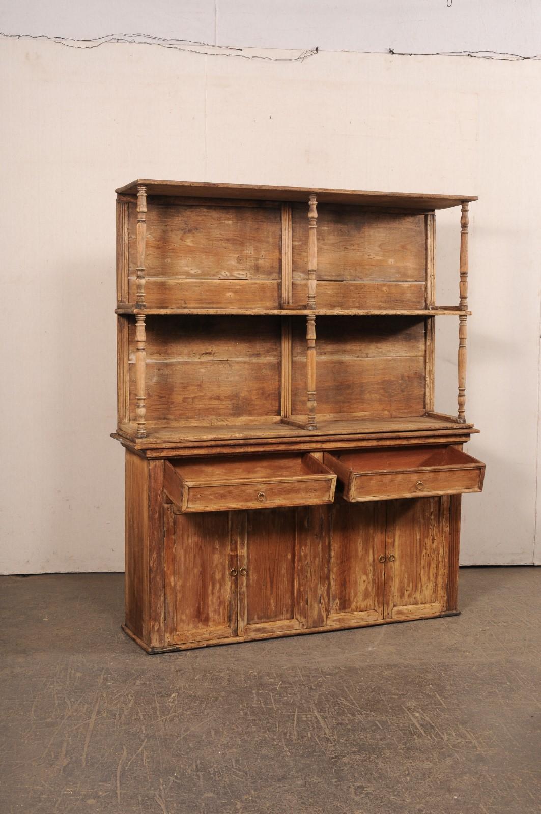 Französischer Hutch-Schrank aus Holz im Landhausstil, um 1850 im Zustand „Gut“ im Angebot in Atlanta, GA
