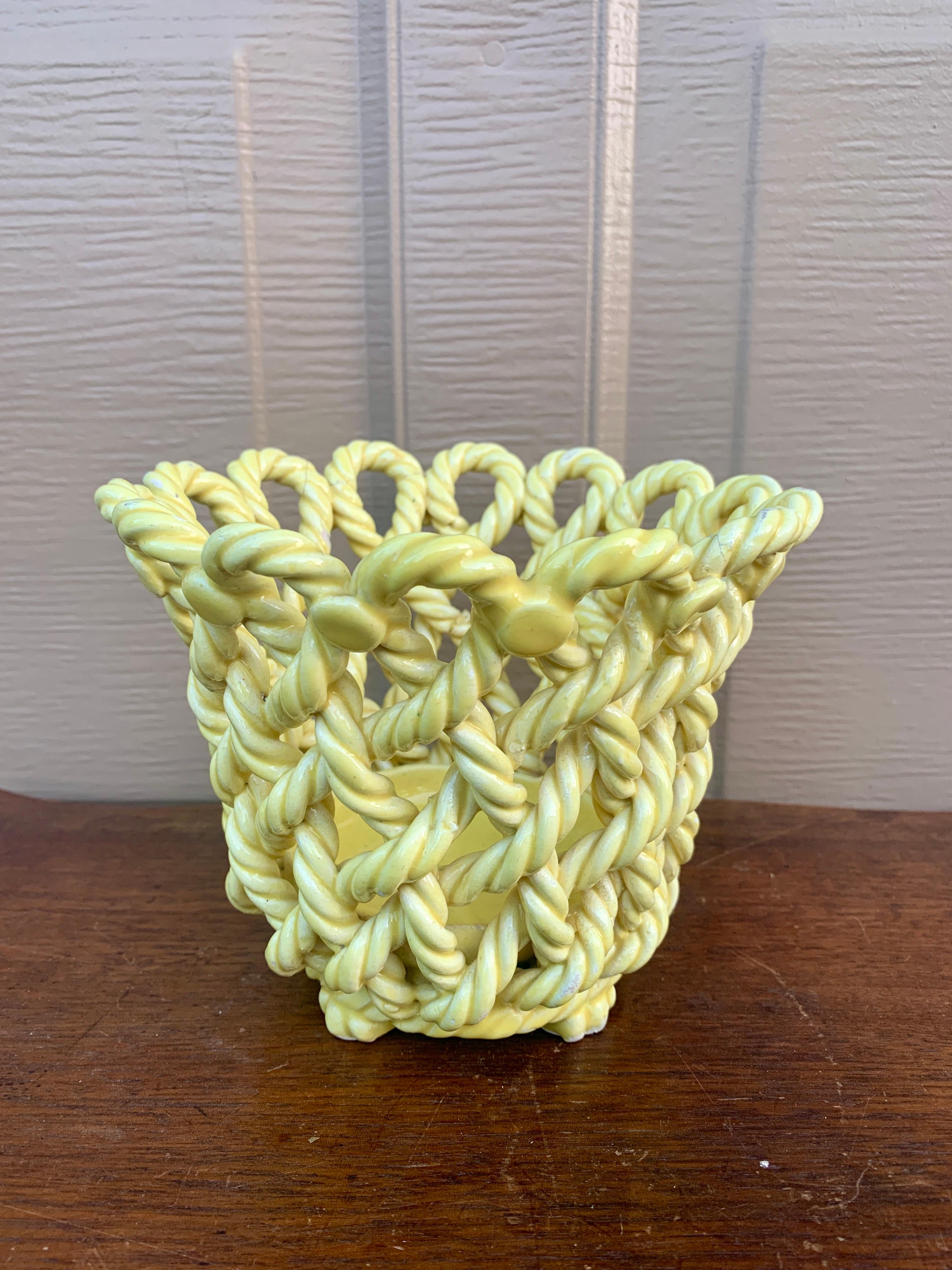 A gorgeous trompe l'oeil yellow French Country style reticulated porcelain woven rope basket cachepot

Spain, Circa 1980s

Measures: 6.25