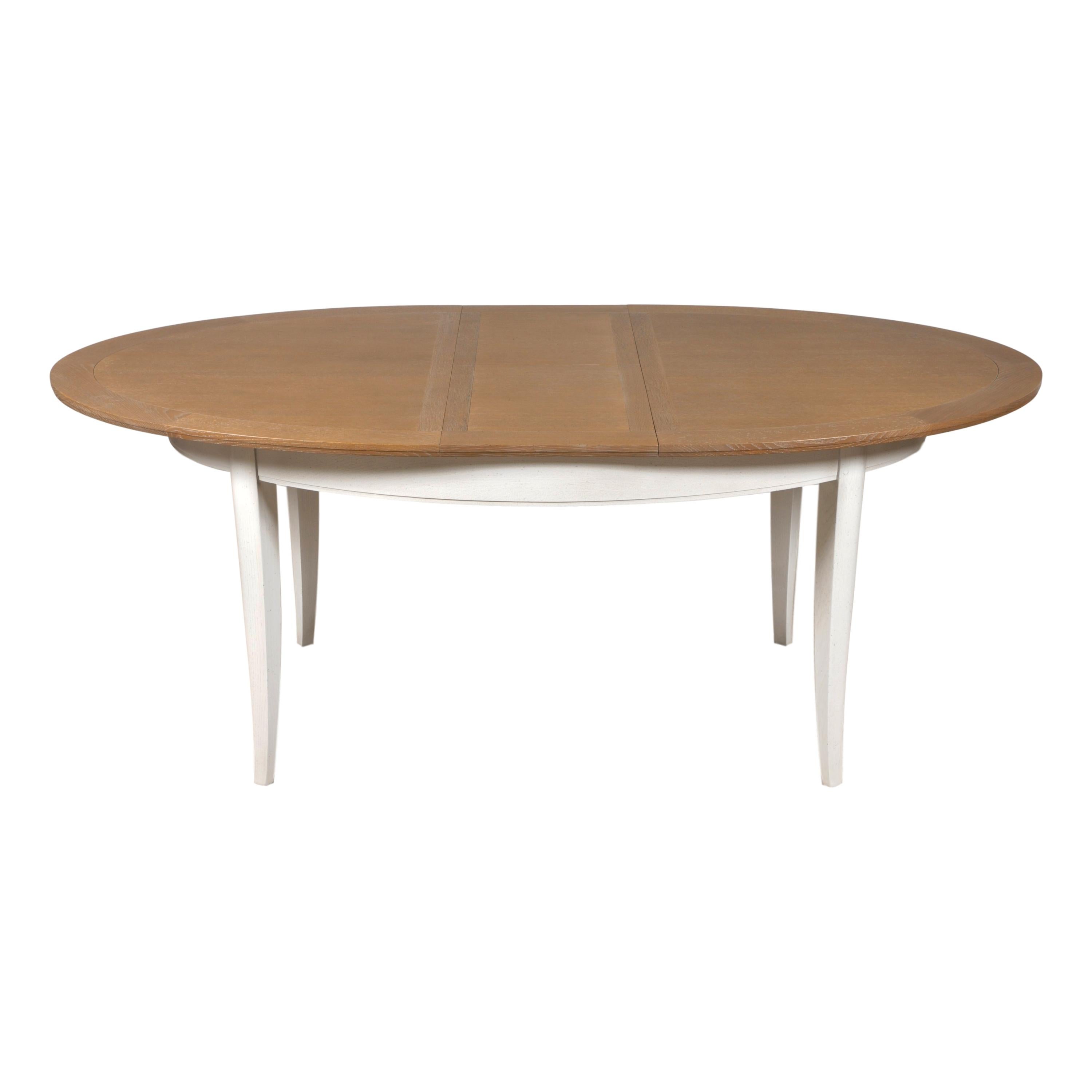 Le design de cette table à manger ovale est typique du style français provincial actuel et classique.

Cette table intègre 2 extensions pliées de 40 cm sous le plateau. Il peut accueillir de 6 à 10 personnes. 

La hauteur sous la ceinture est de 64