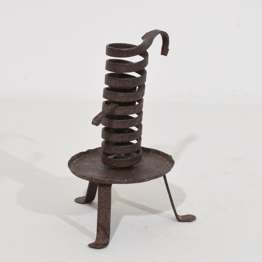 French, Couple early 20th Century,  Forged Iron Rat De Cave Candleholders In Good Condition For Sale In Buisson, FR