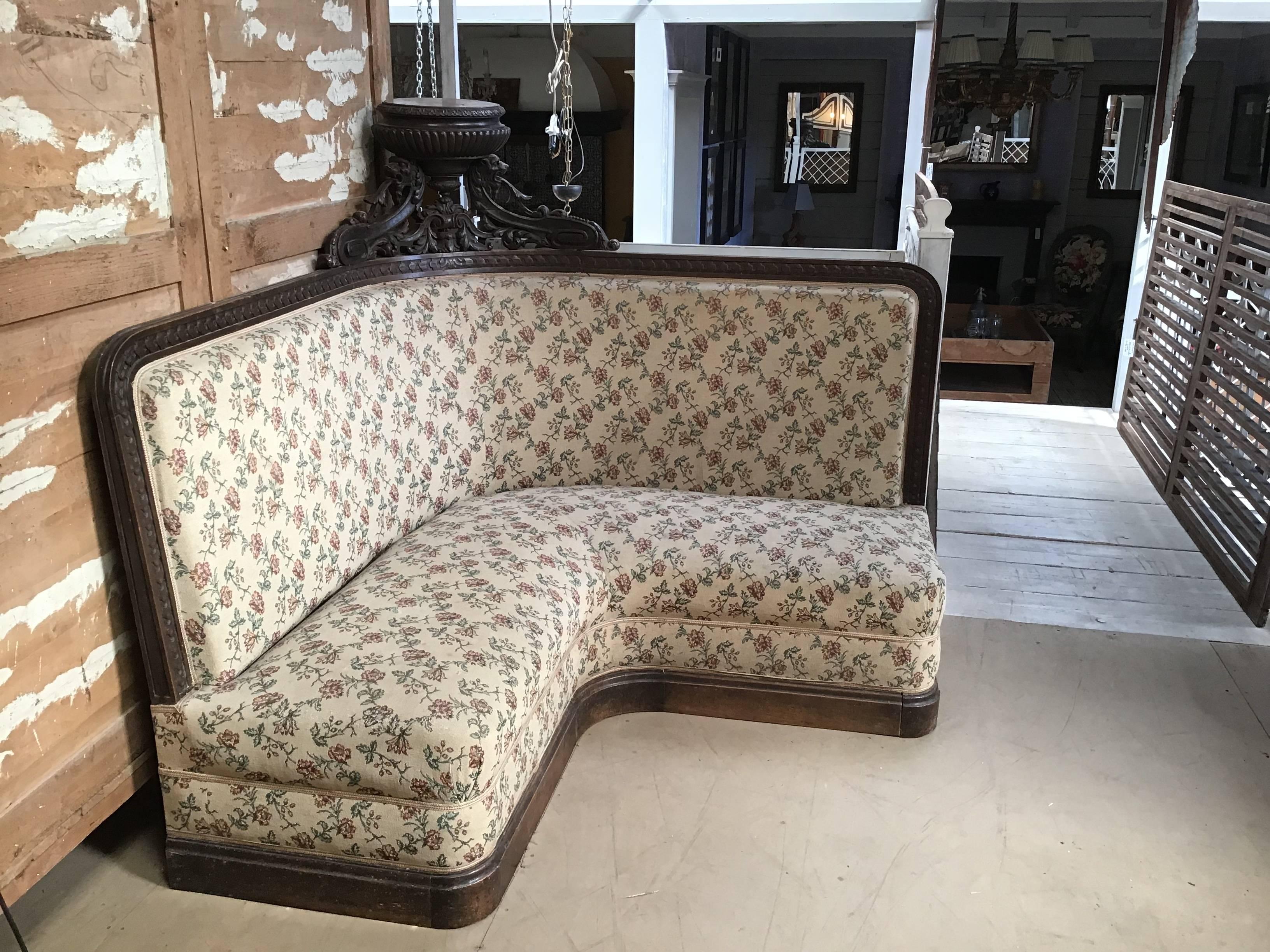 French Couple of Corner Sofas with Walnut Wood Frame and Medal from 1890s (Spätes 19. Jahrhundert) im Angebot