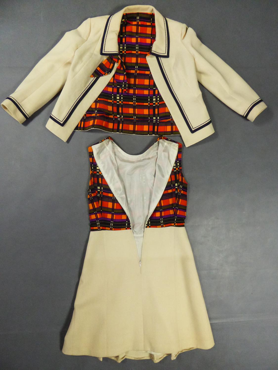 Circa 1972
France

Dress and jacket in wool and silk, anonymous Haute Couture without label around 1972. Straight dress with cream nylon lining and zip fastening at the back. Sleeveless top and crew-neck in checked silk taffeta. Elegant work of