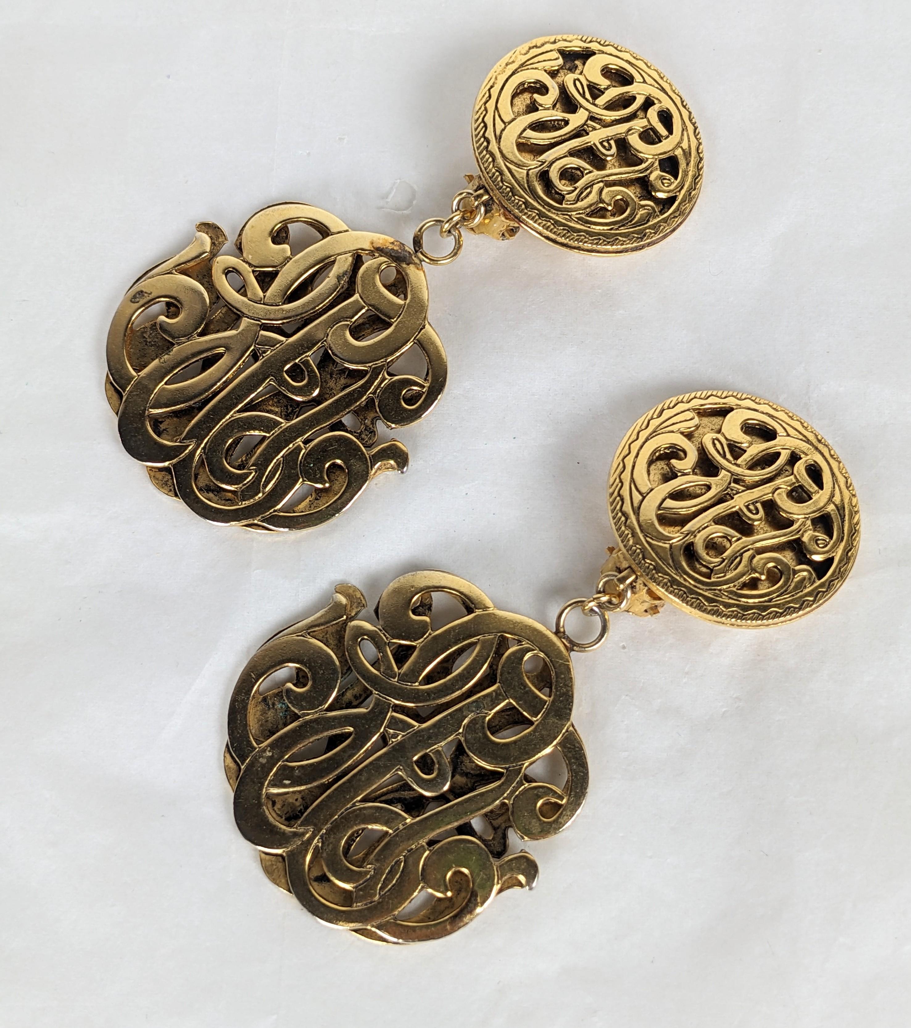 Grandes boucles d'oreilles de couture française à écusson doré, décoratives     Monogrammes en forme d'écusson. France, années 1980, excellent état. L 3 1/4