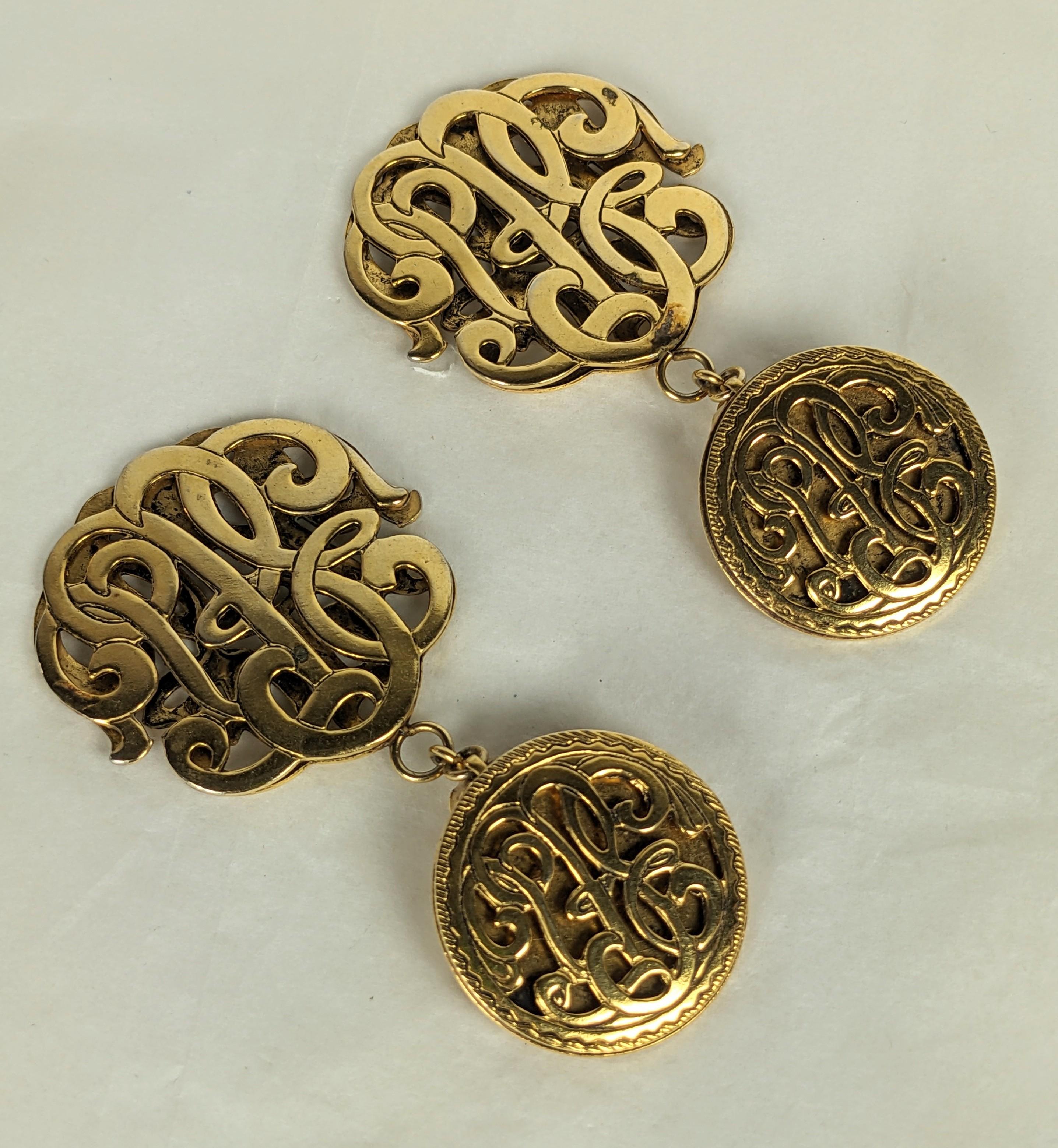 Néo-baroque Boucles d'oreilles à écusson doré French Couture en vente