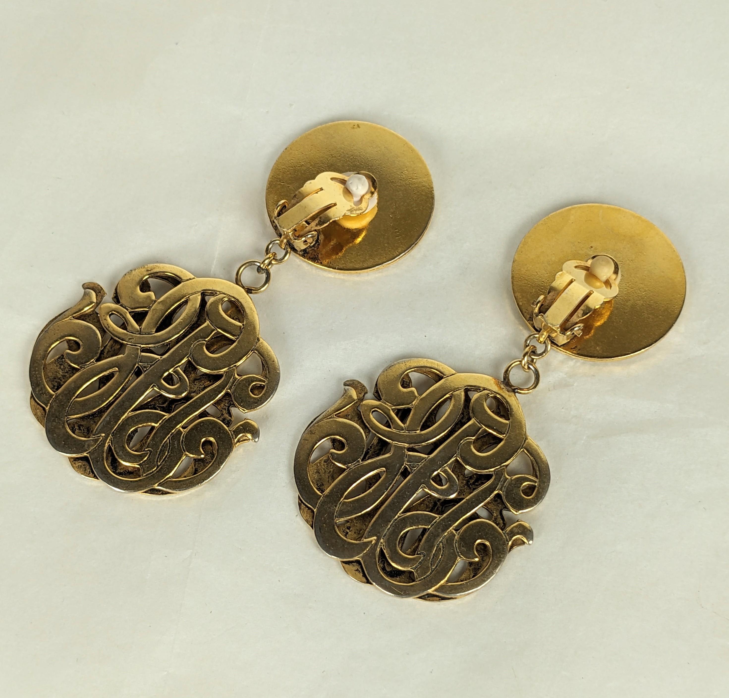 Boucles d'oreilles à écusson doré French Couture Excellent état - En vente à New York, NY