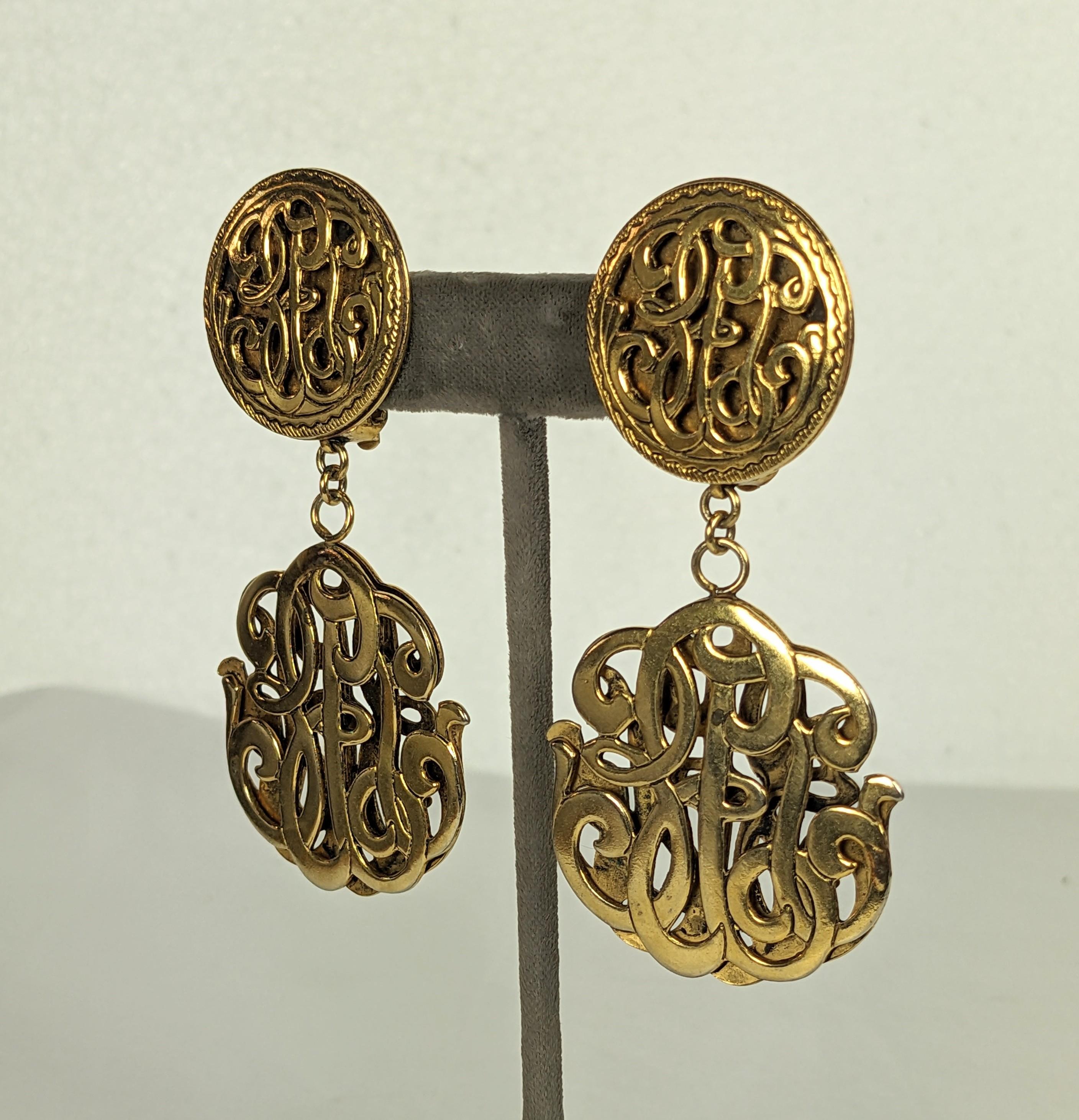 Boucles d'oreilles à écusson doré French Couture en vente 1