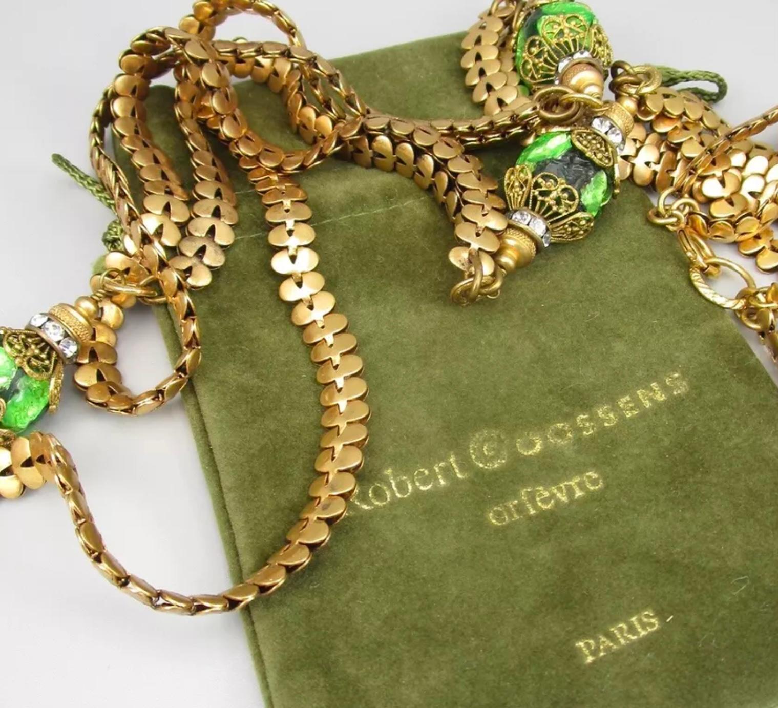 Este impresionante collar es obra de Robert Goossens, realizado en los años 50/60 para Coco Chanel.

La inusual cadena de doble fila está formada por eslabones de 
