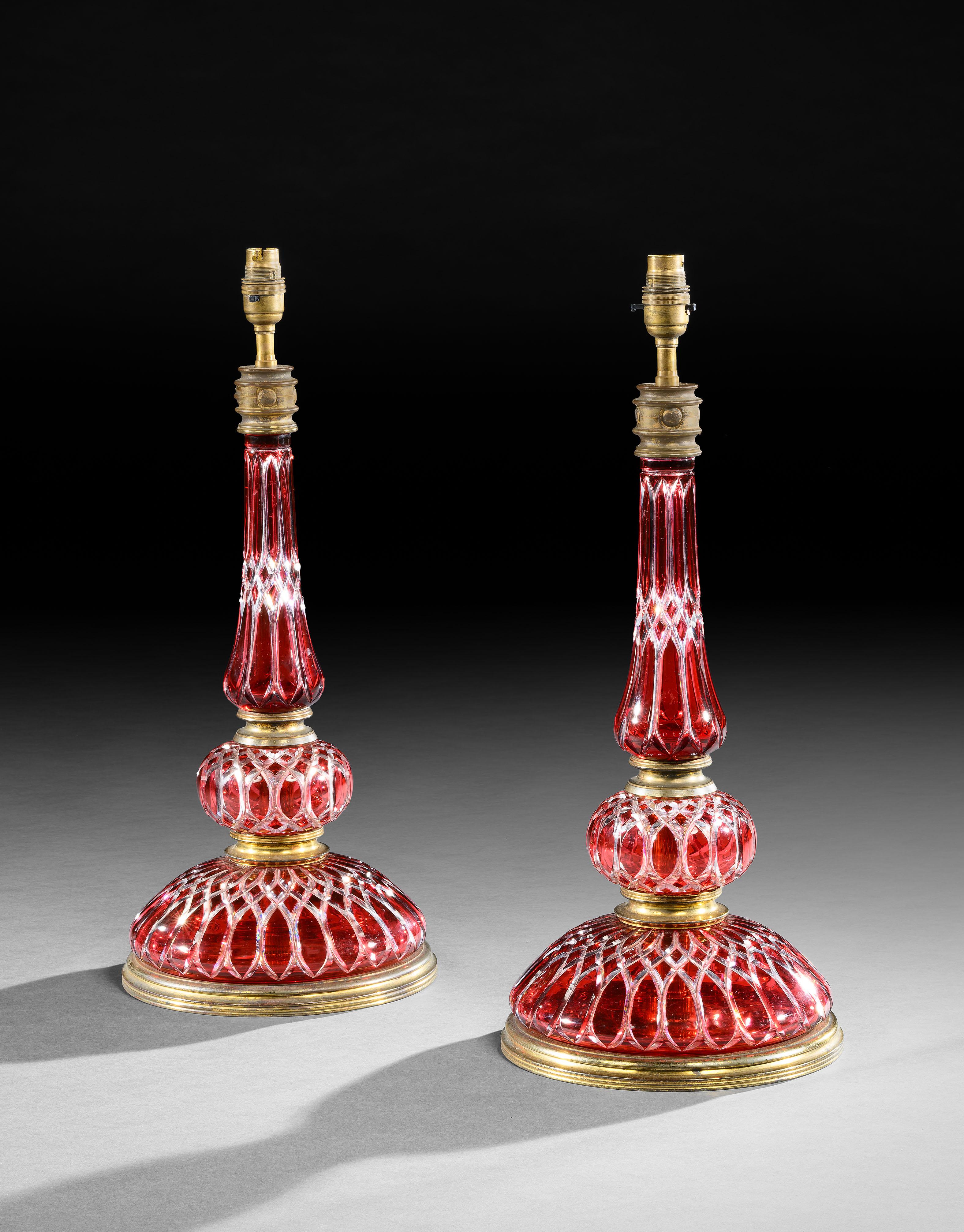 Français Lampe de table du 19e siècle en verre taillé et métal doré à monture canneberge en vente