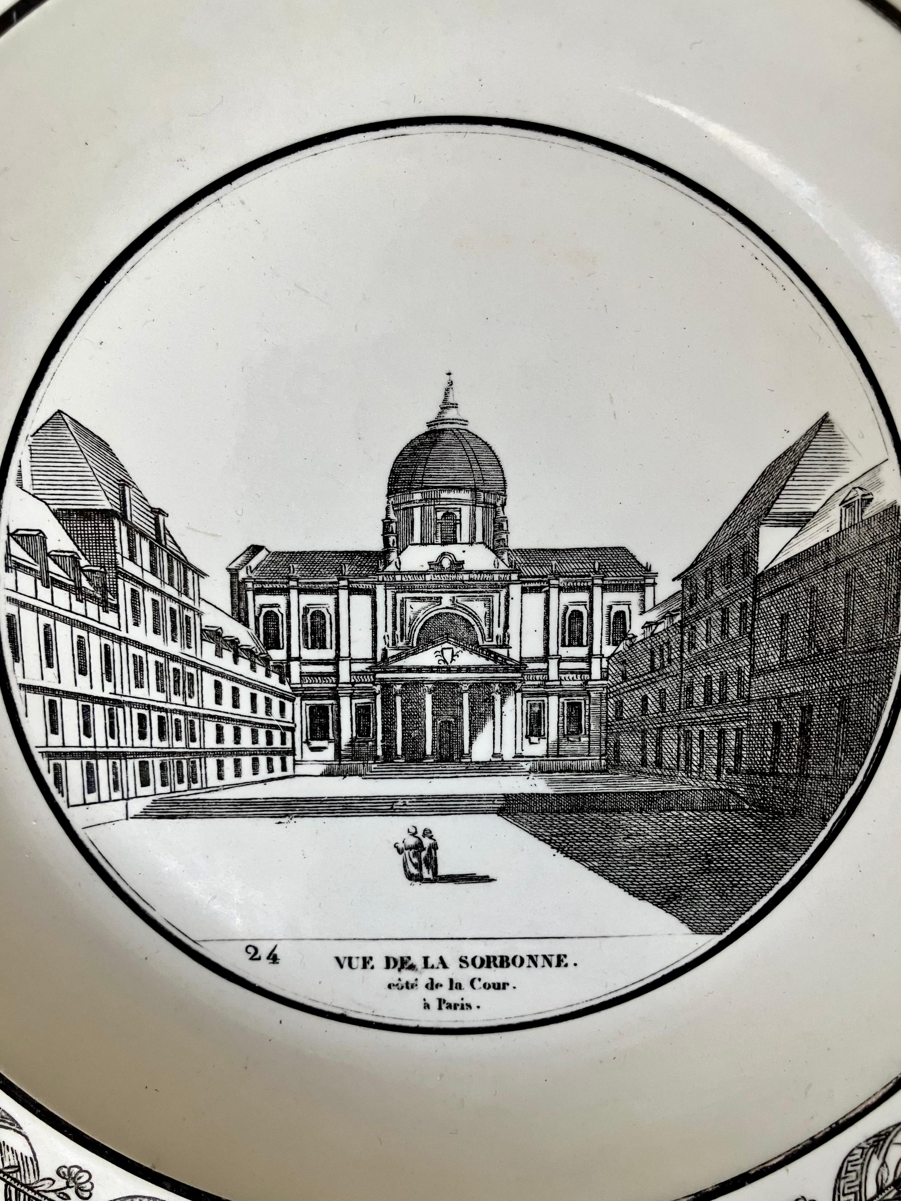 Assiette Sorbonne en faïence française. Assiette de transfert en creamware noir et blanc avec 