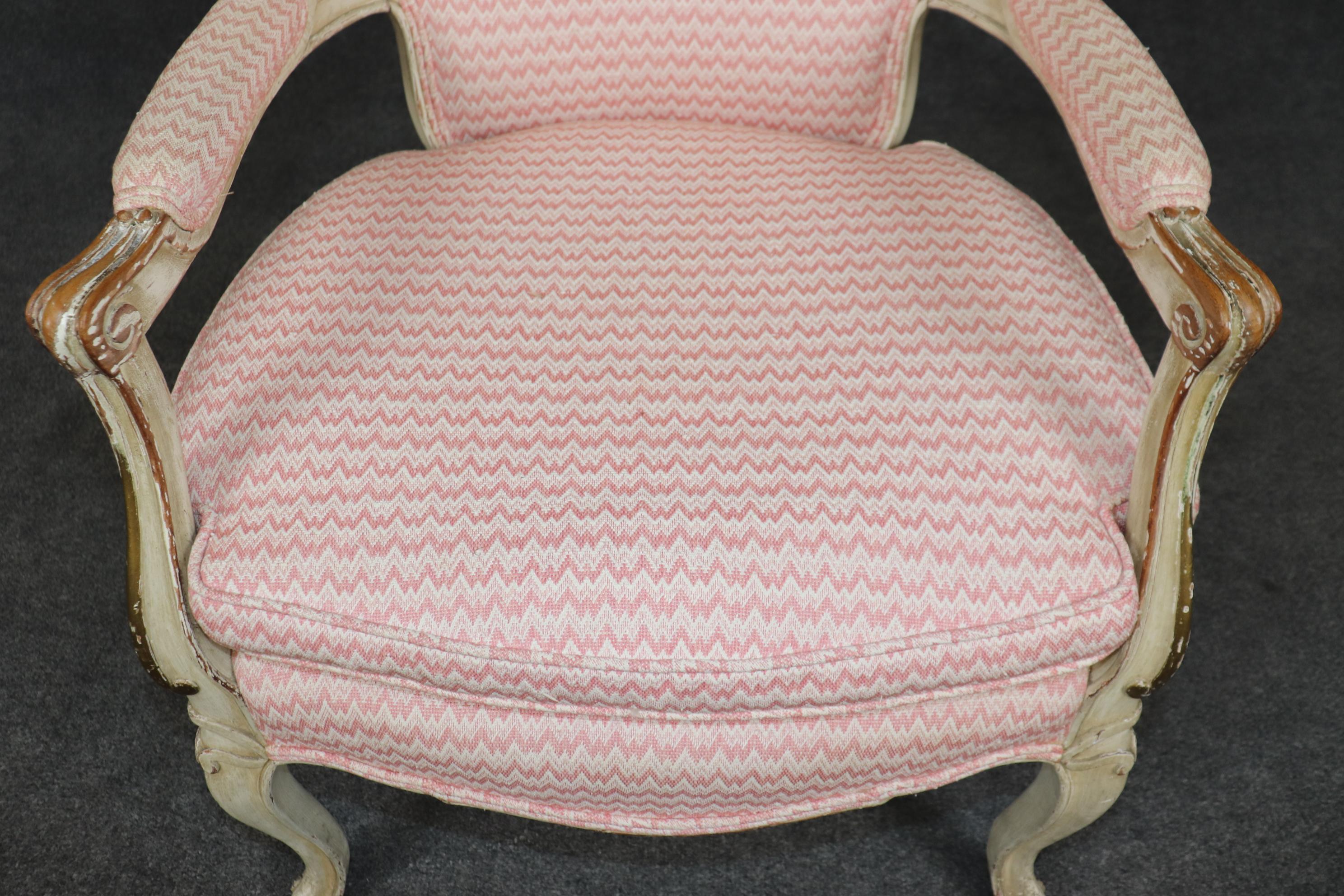 Fauteuil Louis XV en noyer peint à la crème et fortement dépoli en vente 4