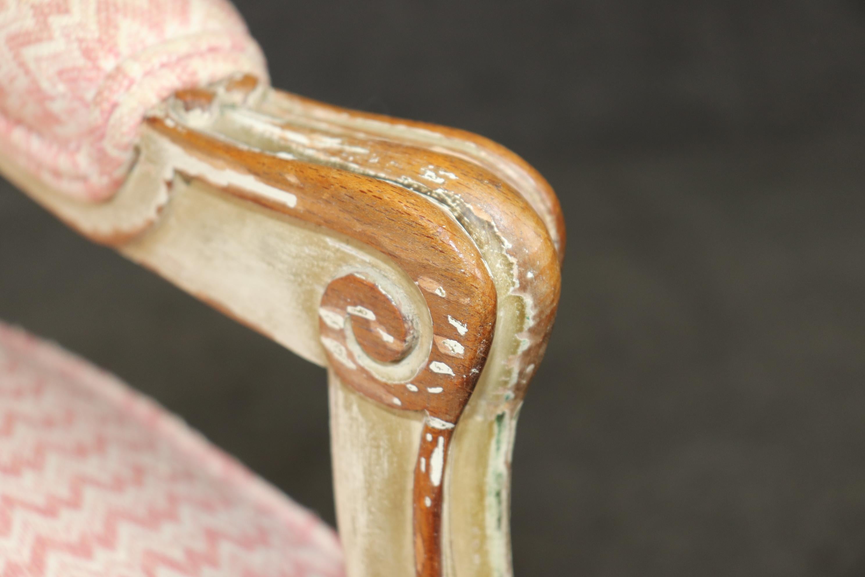 Il s'agit d'une superbe chaise pour la pièce adéquate. La chaise a une finition usée par le temps et est très abîmée. Il s'agit d'un magnifique chic Measures 33,5 de haut x 24 de large x 25 de profondeur x 17 de hauteur d'assise. Finition très