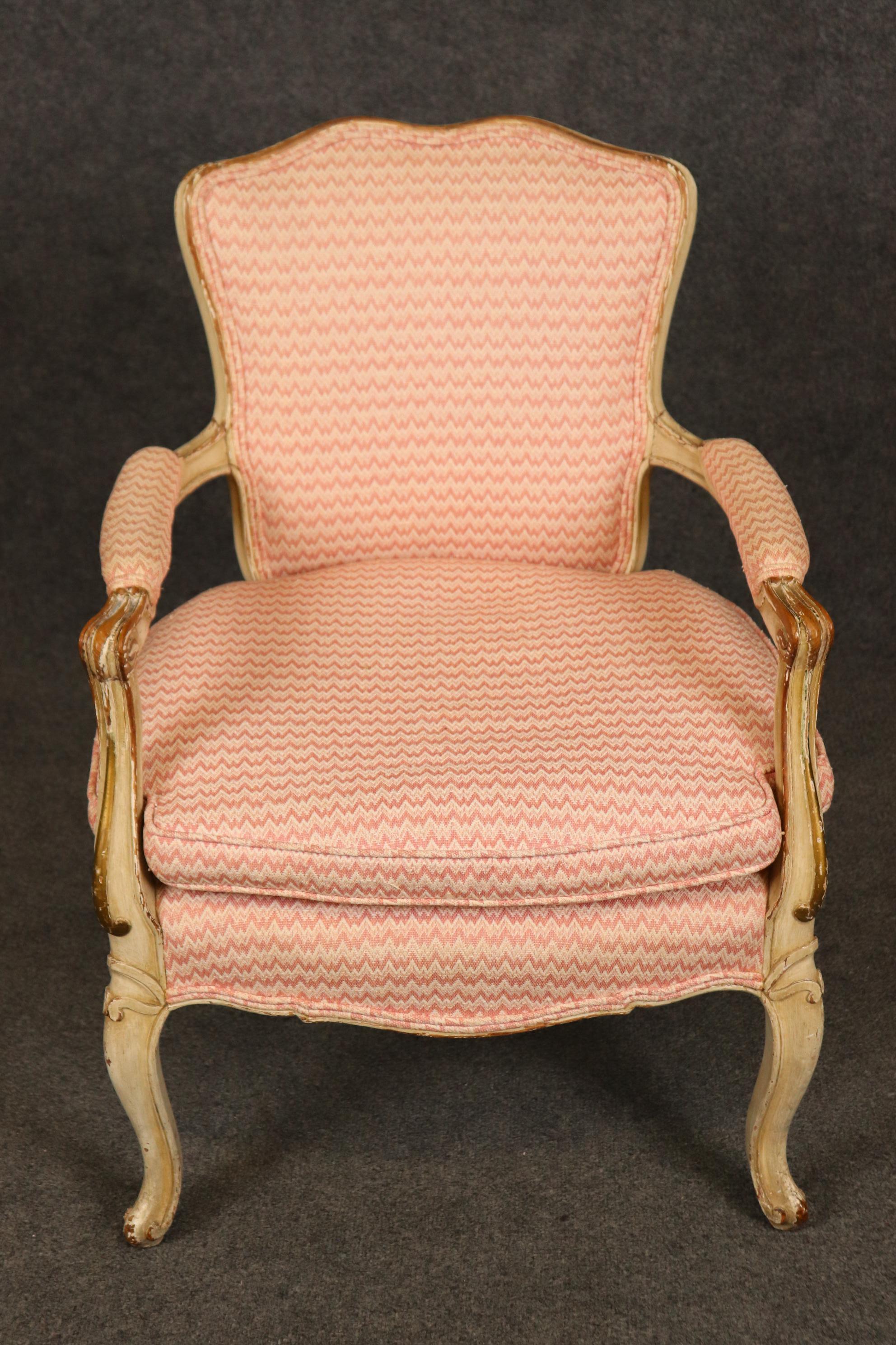 Européen Fauteuil Louis XV en noyer peint à la crème et fortement dépoli en vente