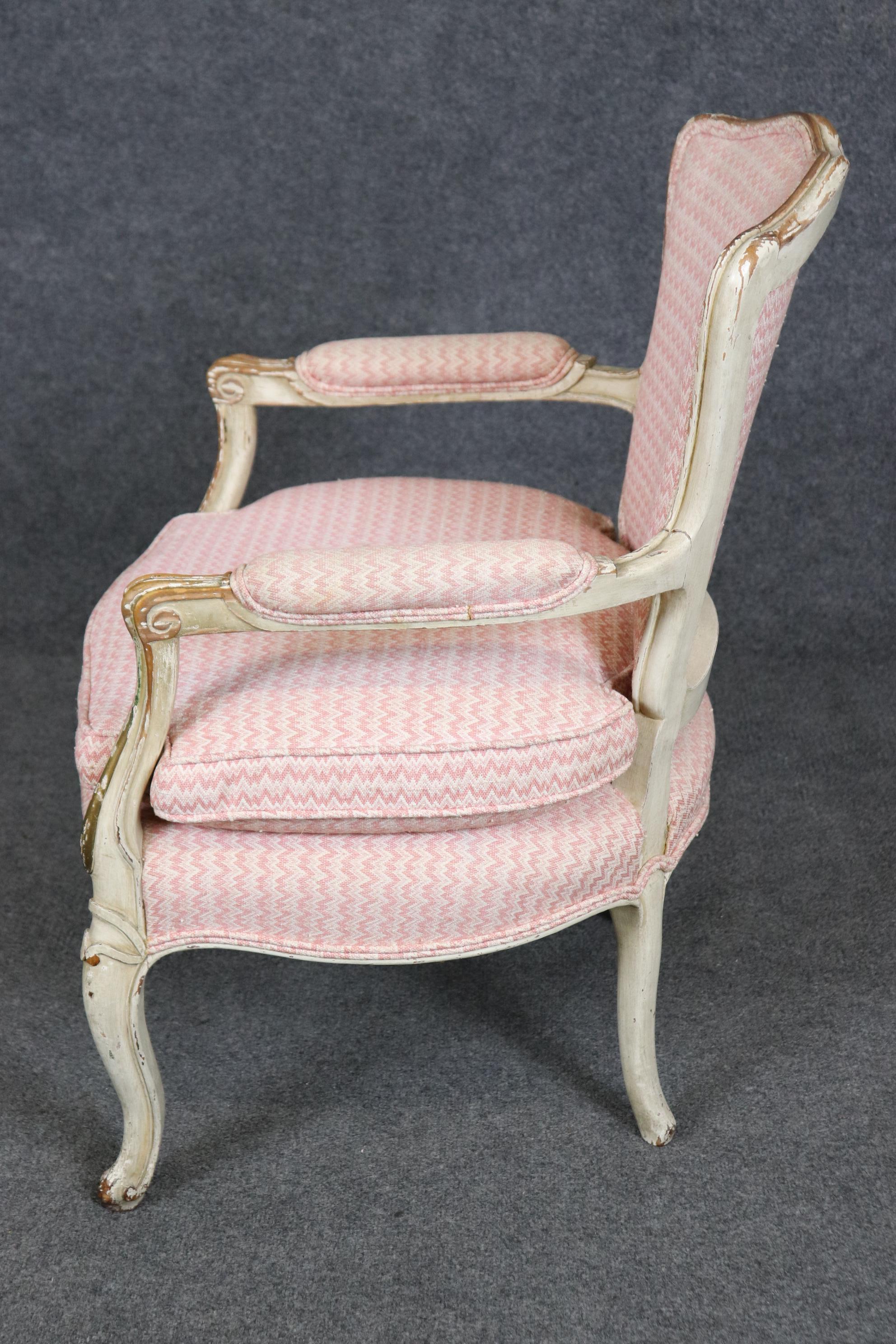 Fauteuil Louis XV en noyer peint à la crème et fortement dépoli Bon état - En vente à Swedesboro, NJ