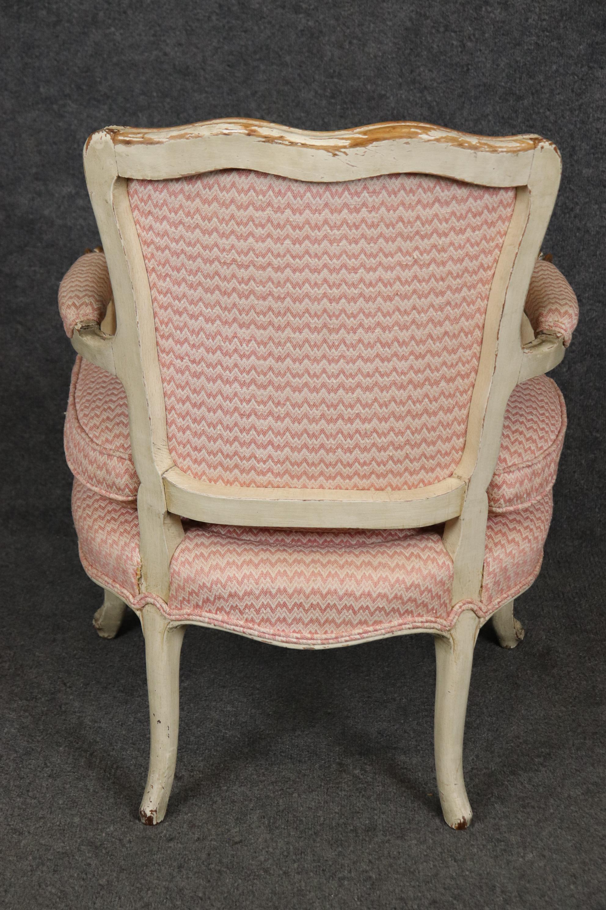 Milieu du XXe siècle Fauteuil Louis XV en noyer peint à la crème et fortement dépoli en vente