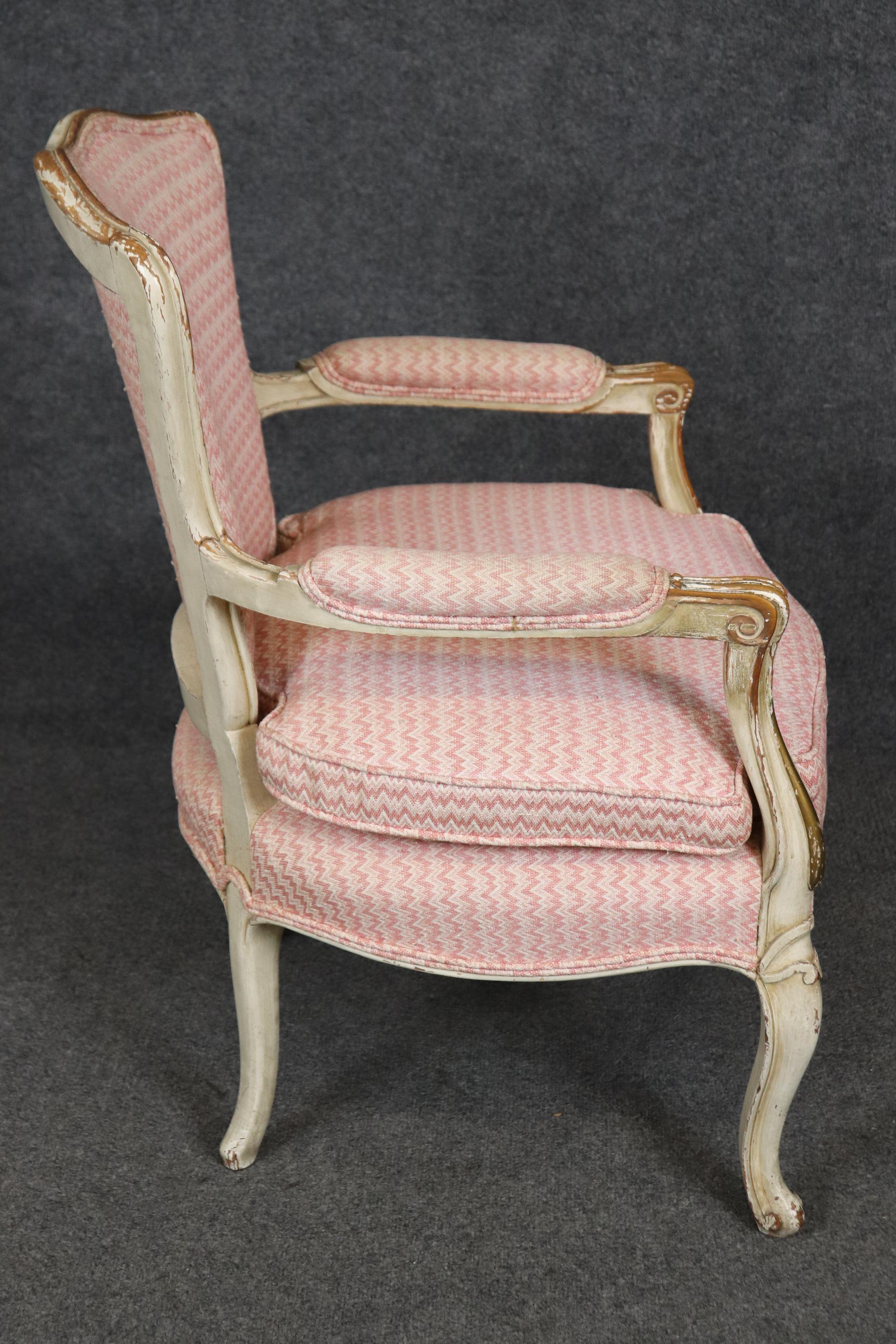 Noyer Fauteuil Louis XV en noyer peint à la crème et fortement dépoli en vente