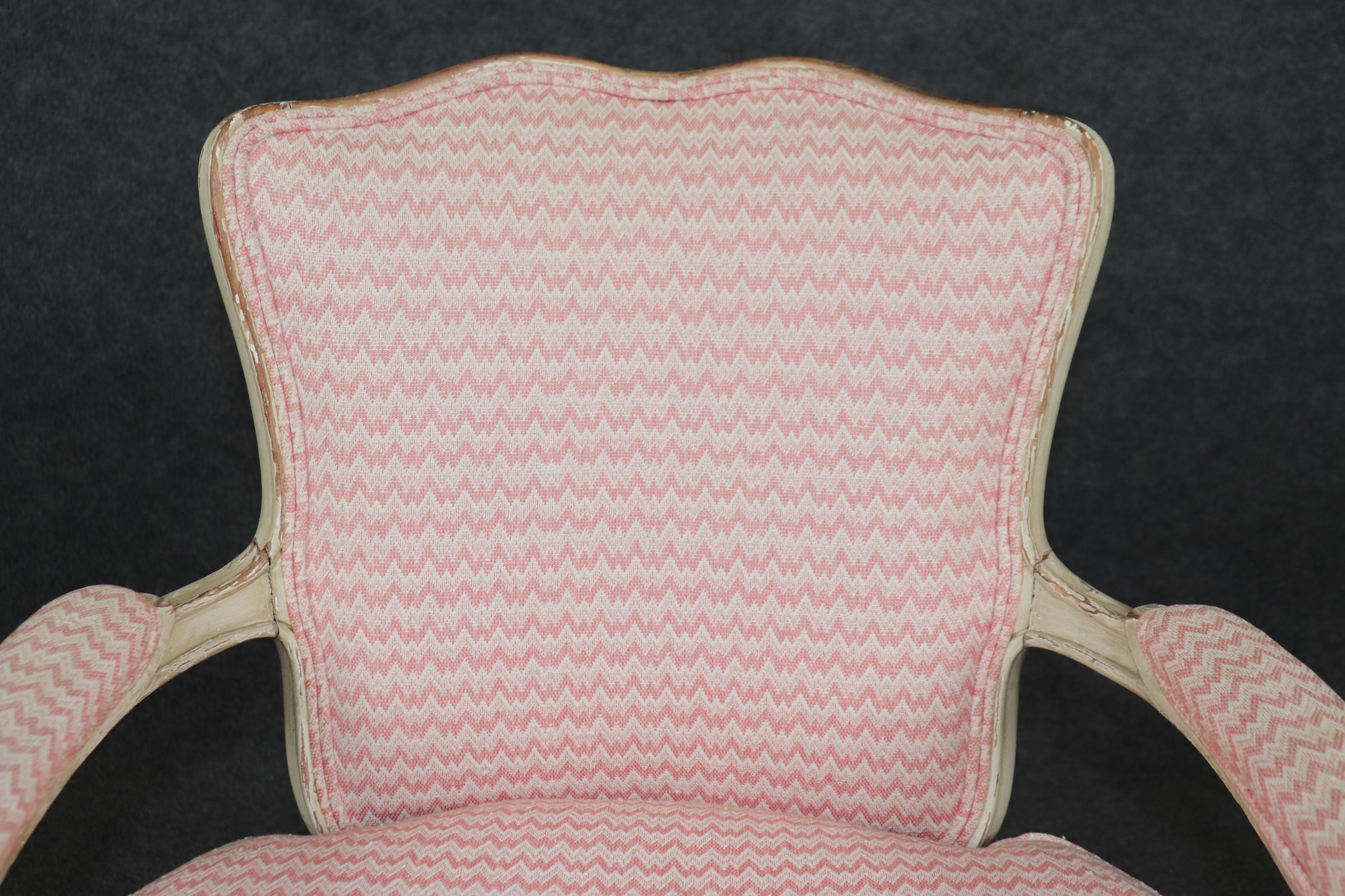 Fauteuil Louis XV en noyer peint à la crème et fortement dépoli en vente 3
