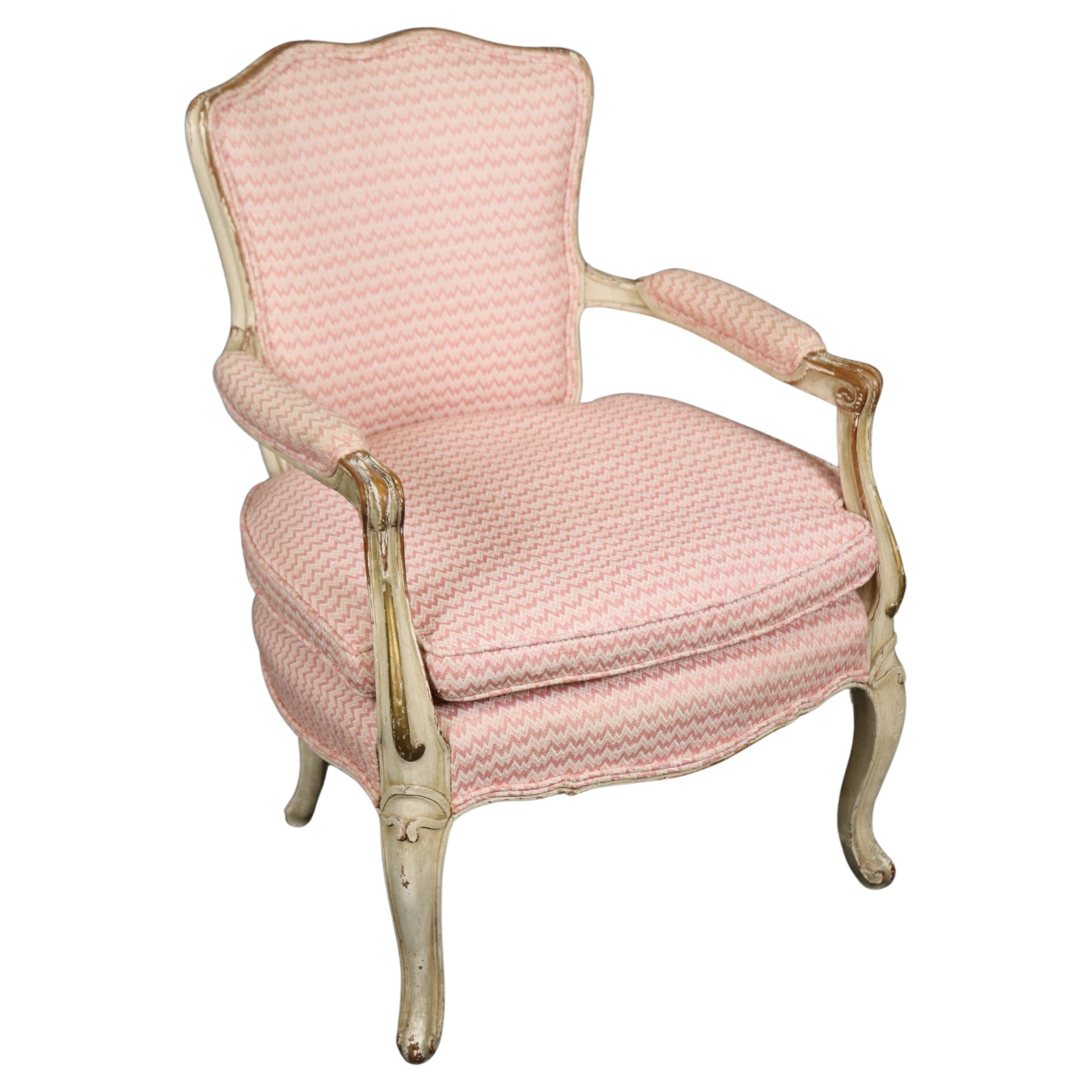 Fauteuil Louis XV en noyer peint à la crème et fortement dépoli