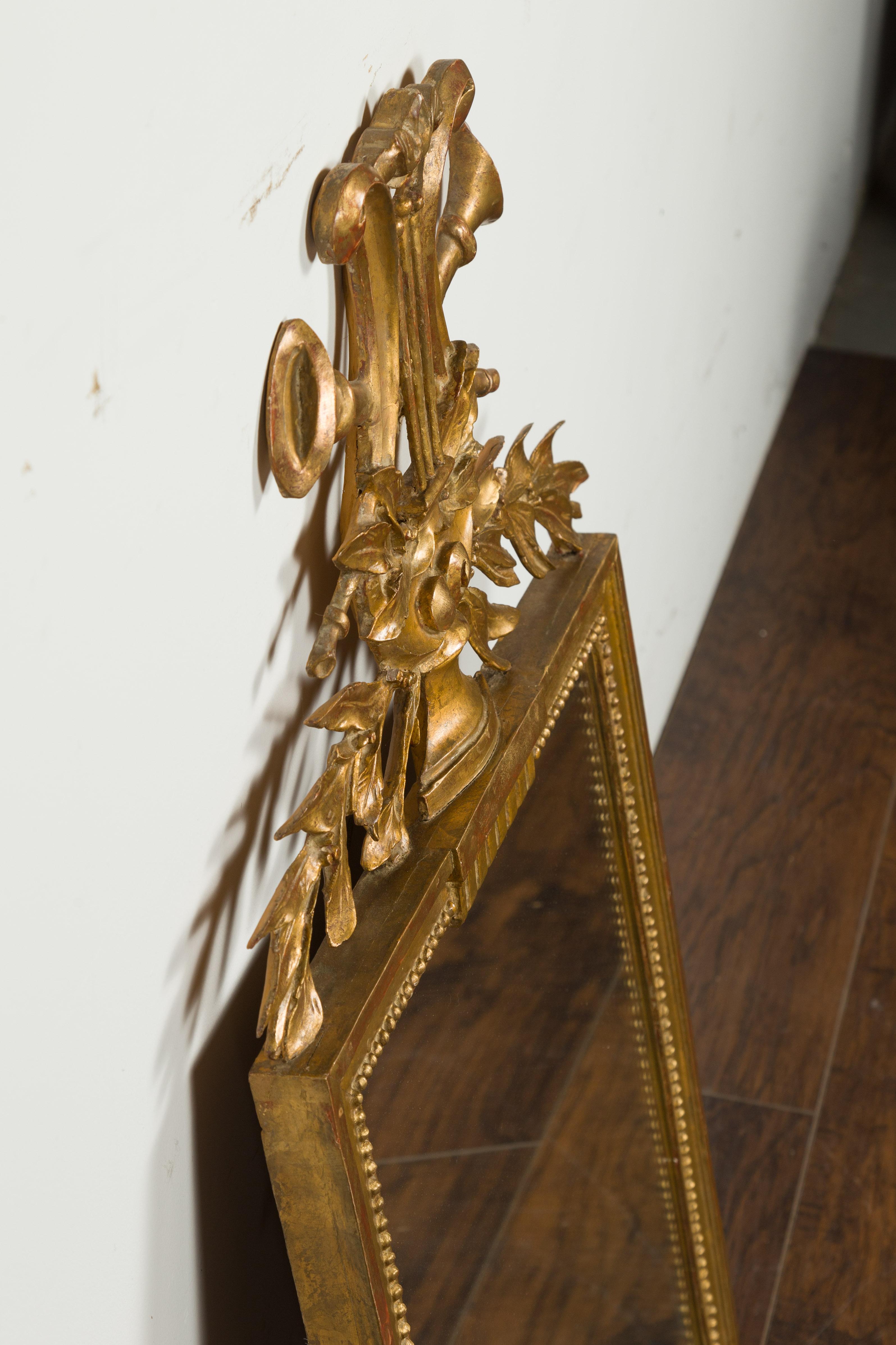Miroir en bois doré à crête française avec allégorie de la musique sculptée, vers 1900 en vente 4