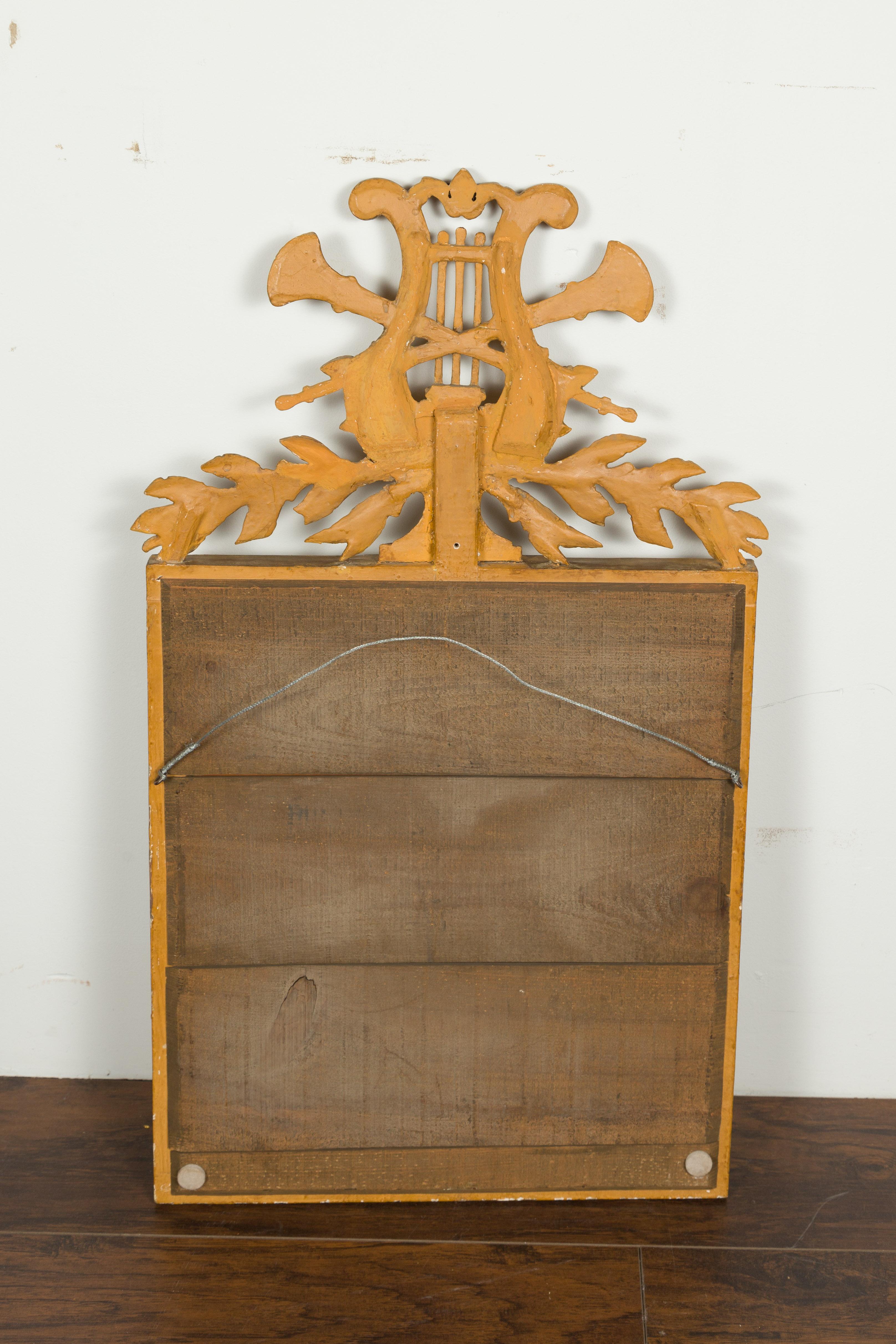 Miroir en bois doré à crête française avec allégorie de la musique sculptée, vers 1900 en vente 6