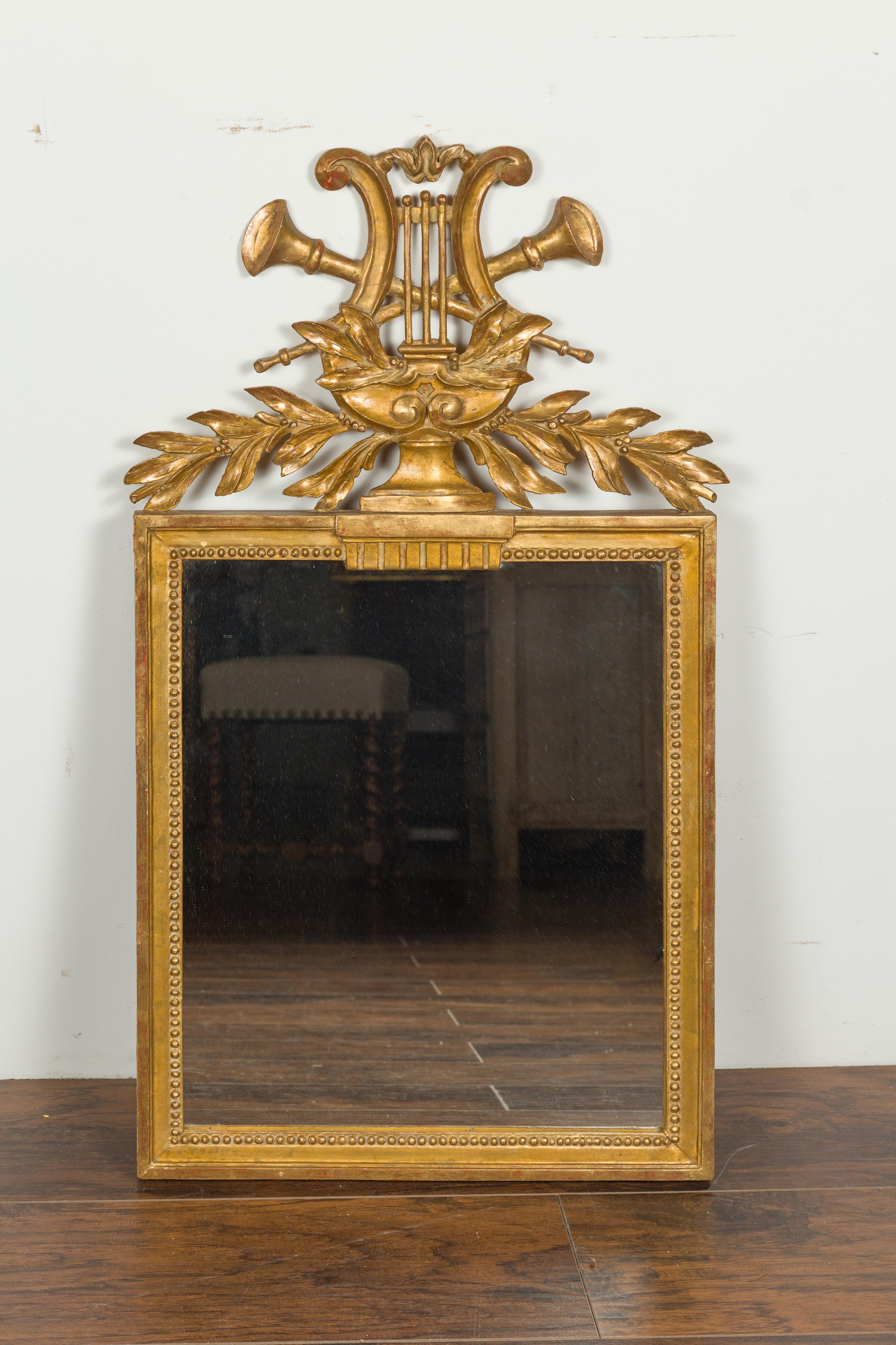 Sculpté Miroir en bois doré à crête française avec allégorie de la musique sculptée, vers 1900 en vente