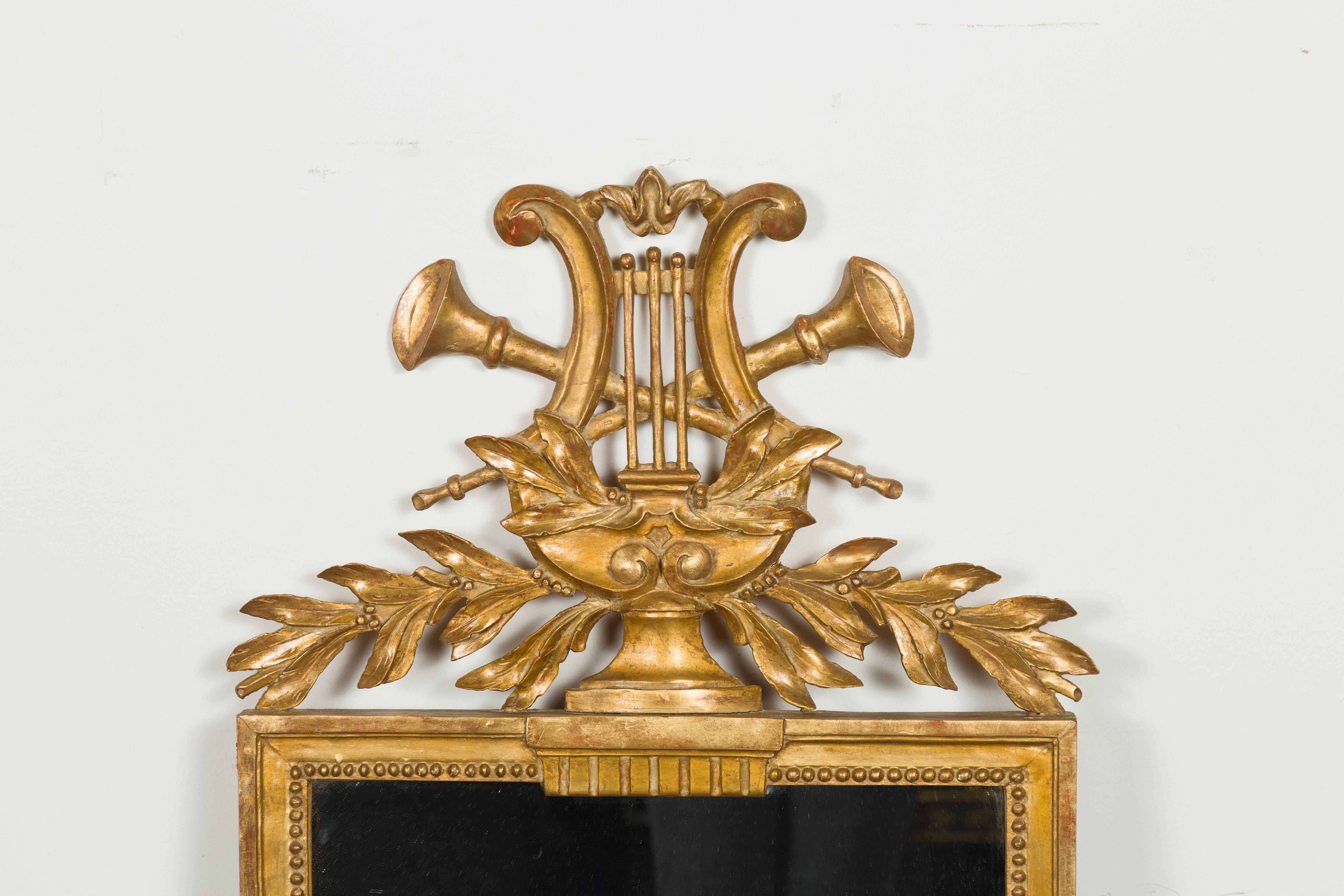 20ième siècle Miroir en bois doré à crête française avec allégorie de la musique sculptée, vers 1900 en vente