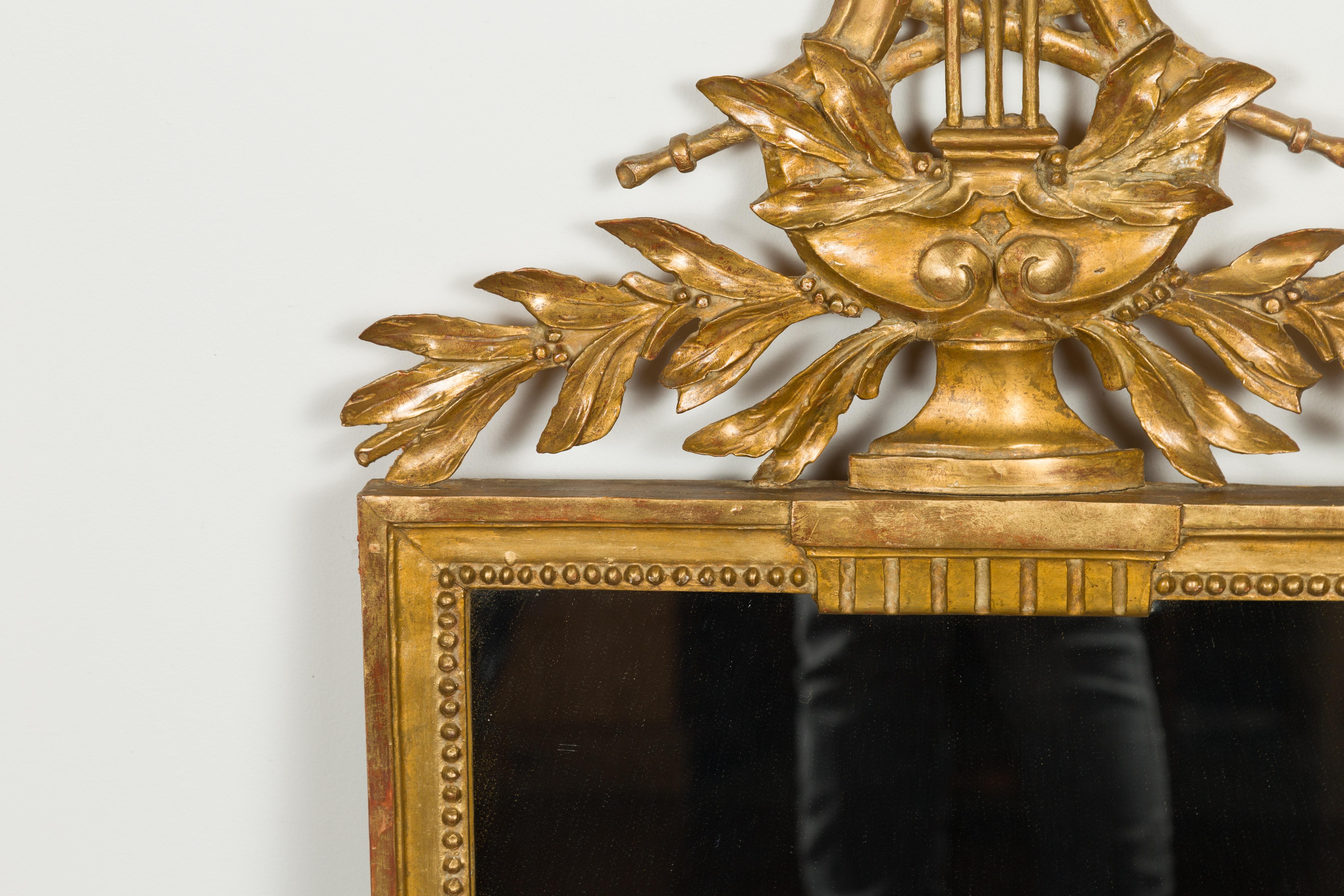 Miroir en bois doré à crête française avec allégorie de la musique sculptée, vers 1900 en vente 3