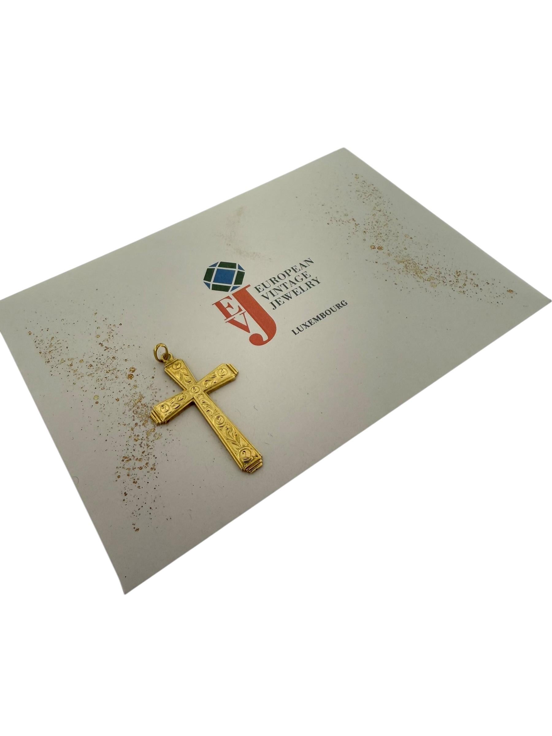 Croce francese in oro giallo 18 carati con design floreale in vendita 3