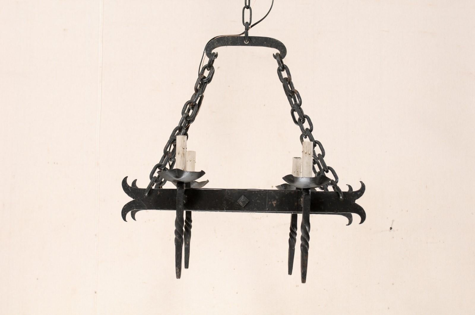 Vierflammiger Kronleuchter aus Eisen mit gekreuzten Stäben aus der Mitte des 20. Jahrhunderts (Französisch) im Angebot