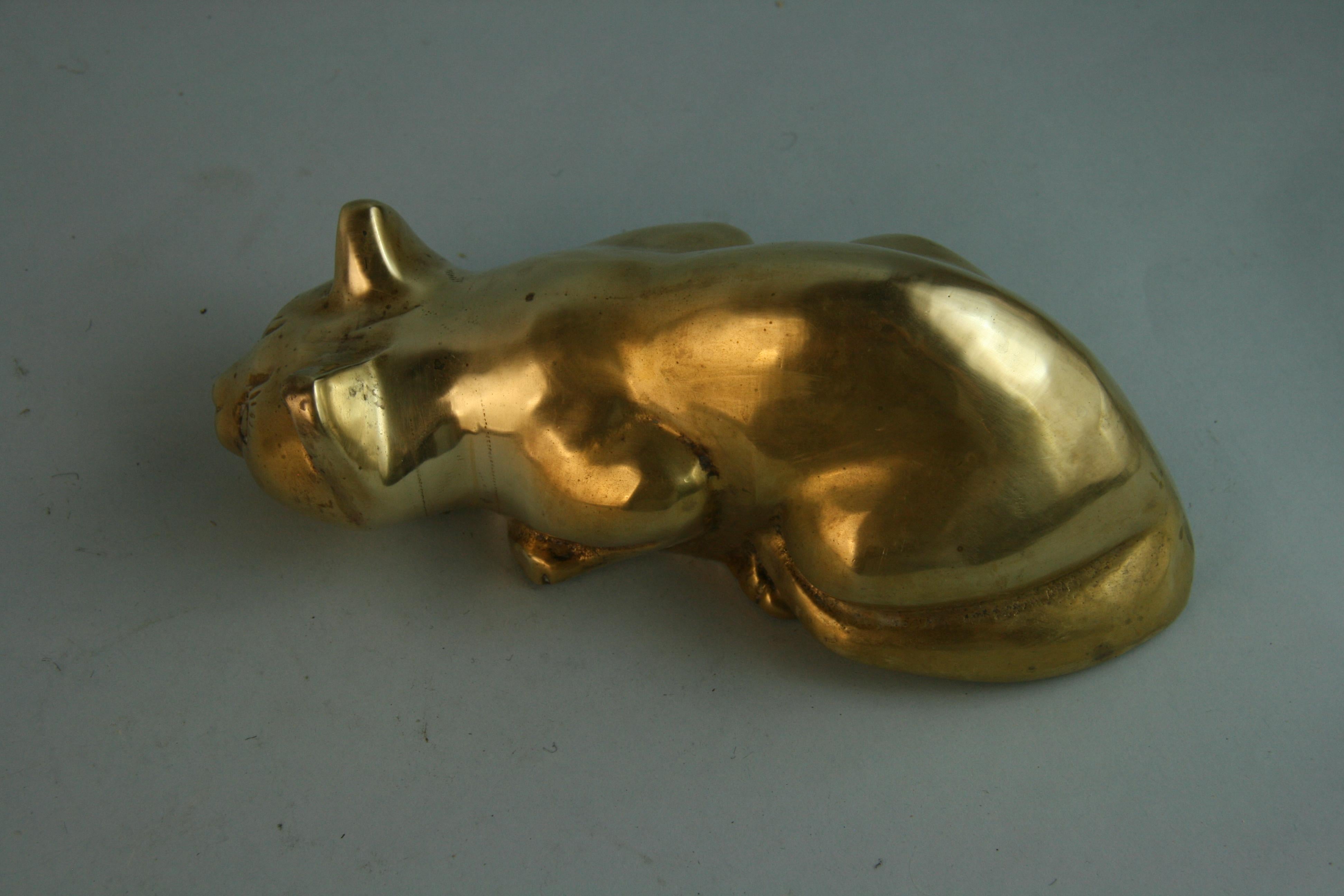 French Crouching Cat Solid Brass Sculpture In Good Condition For Sale In Douglas Manor, NY