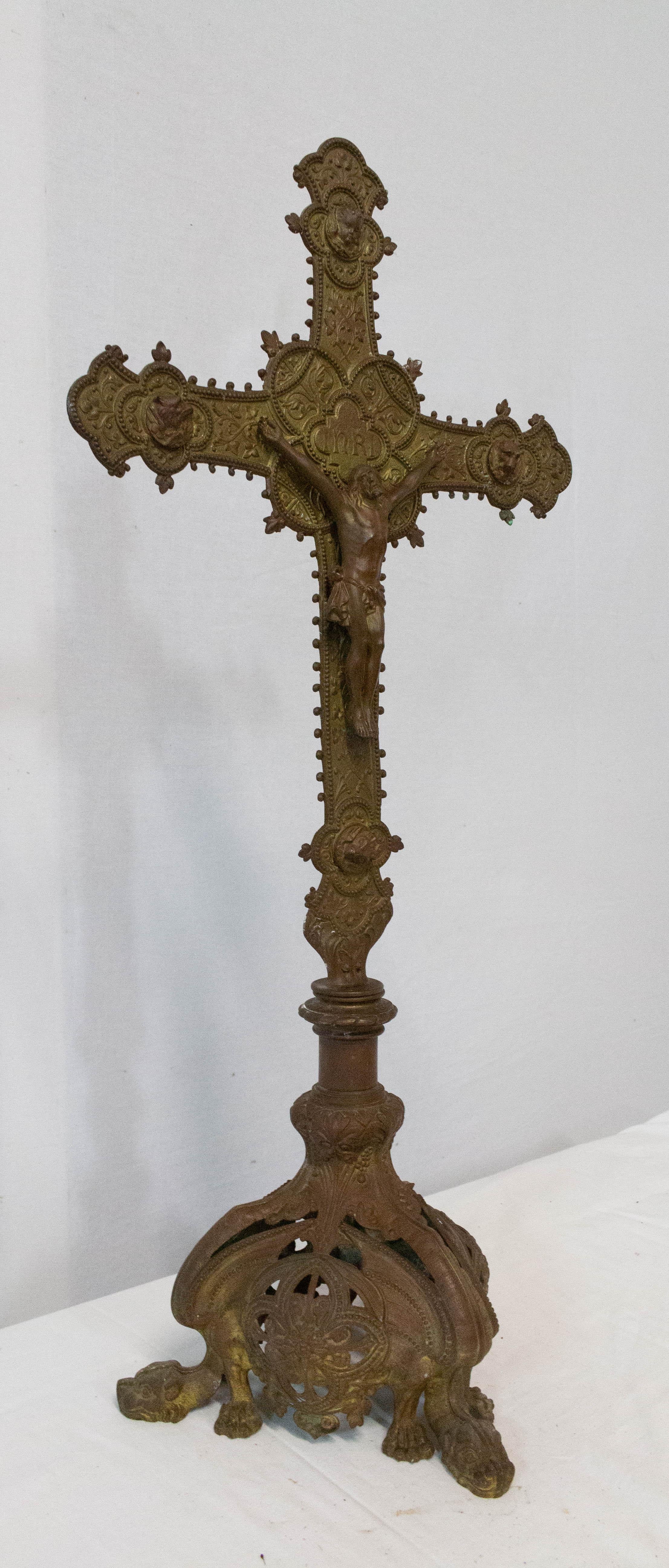 Crucifix on pedestal for altar French late 19th century
Golden copper (please see photos)
Around the christ on the cross, you can see the four evangelists represented in their allegorical forms of the tetramorph: the winged man or the angel for