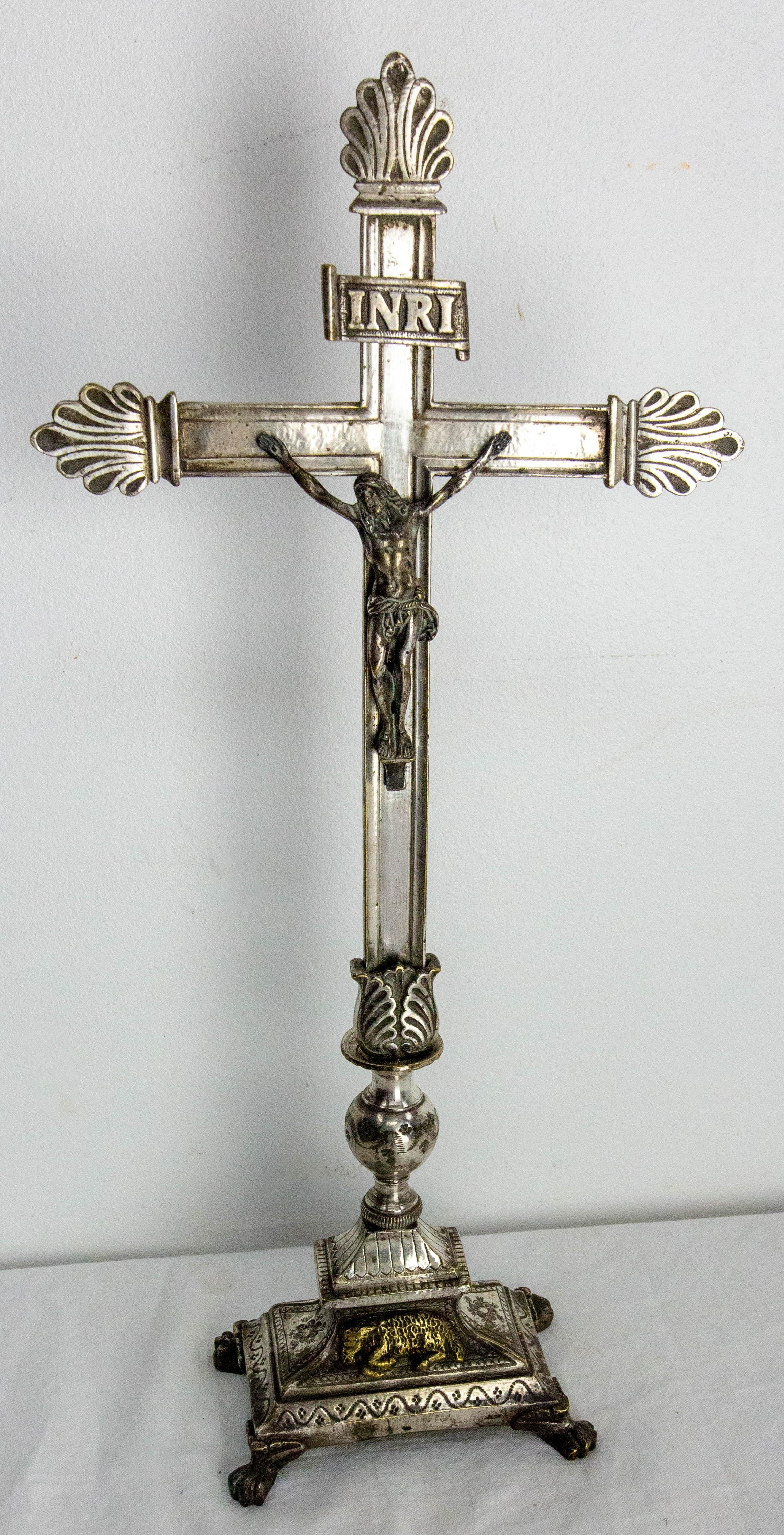 Crucifijo sobre pedestal para altar Francés de finales del siglo XIX.
Latón plateado.
La blancura del Cordero simboliza la inocencia y la pureza. Cristo, el cordero del sacrificio que murió por los pecados de la humanidad, fue inocente y puro en su