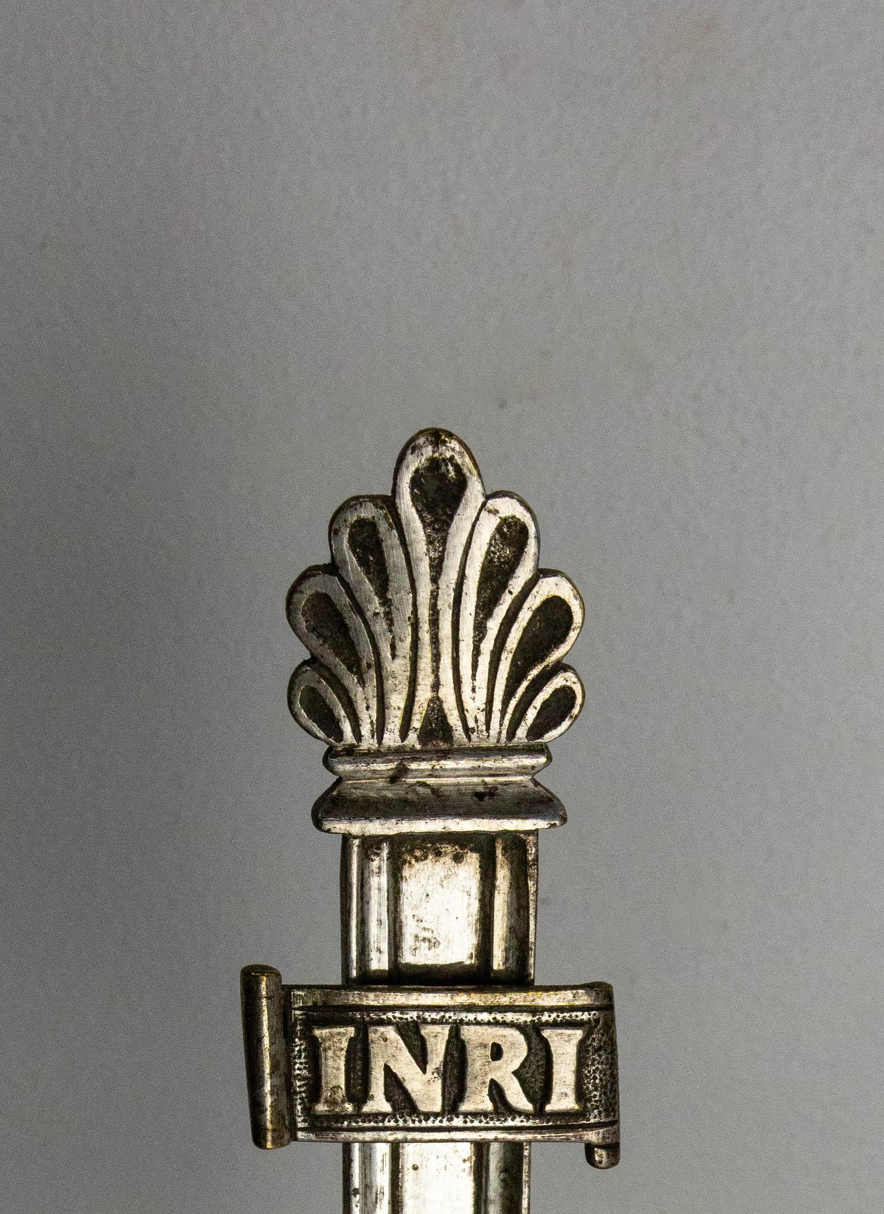 Crucifijo francés sobre pedestal, finales del siglo XIX Francés en venta